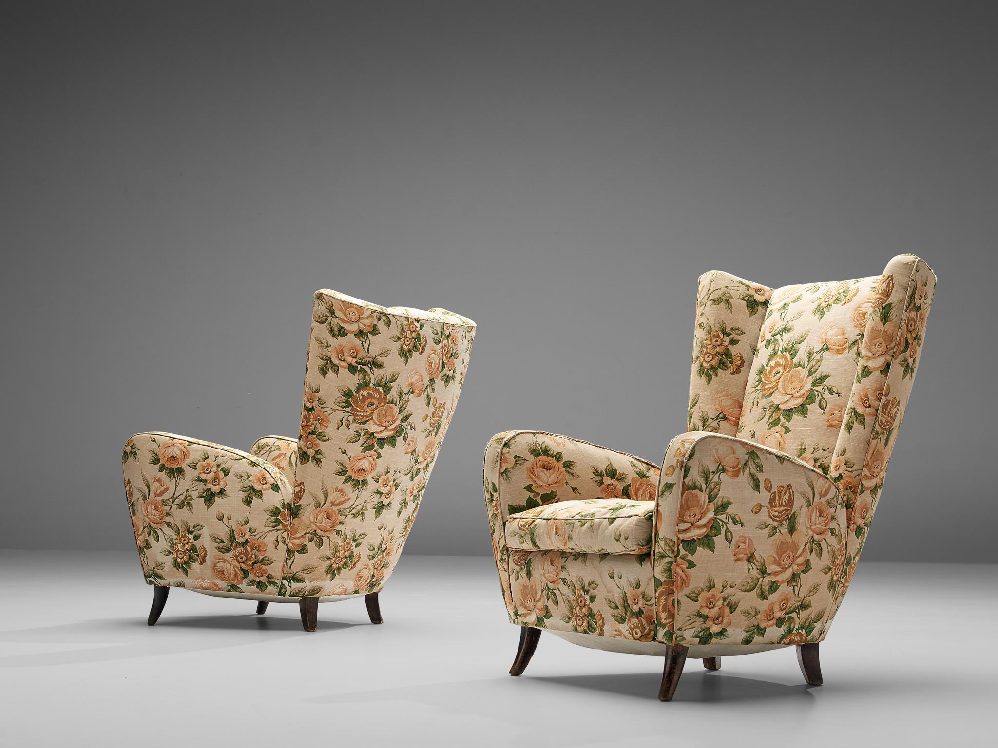 Pair of Italian wingback armchairs, wood, patterned upholstery, Italy, 1950s

This pair of classic Italian postwar wingback chairs has an high back and gracious wings. The elegant armrests are slightly curved outwards and the seat is equipped with