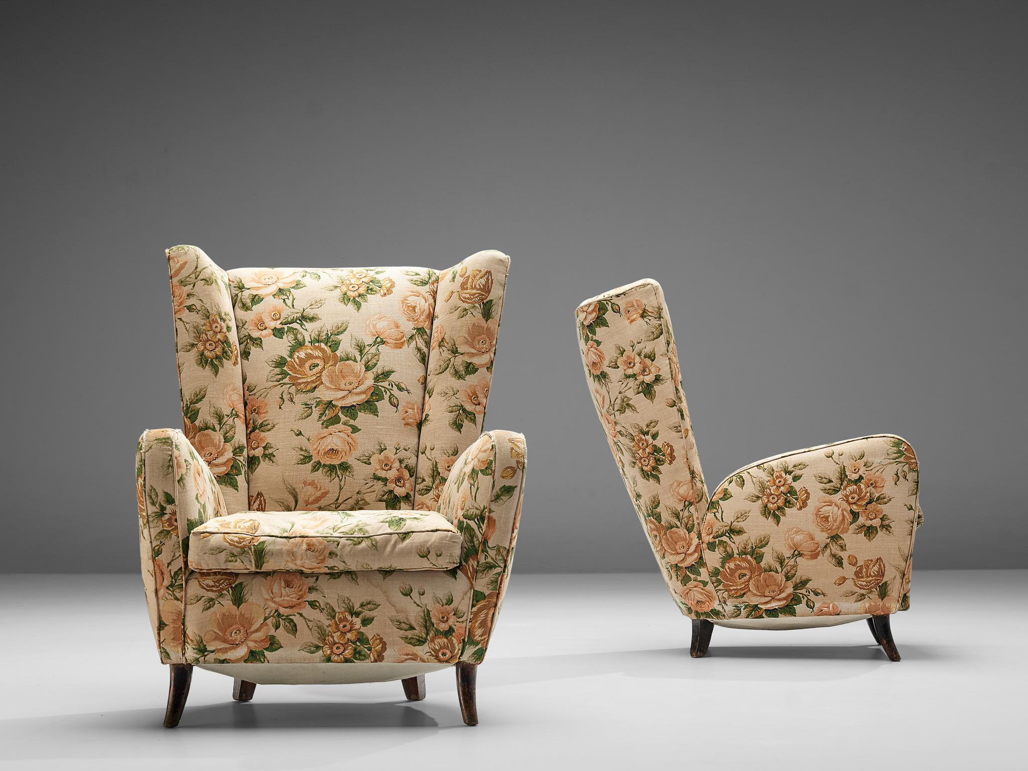 Pair of Italian Wingback Chairs in Floral Upholstery In Good Condition In Waalwijk, NL