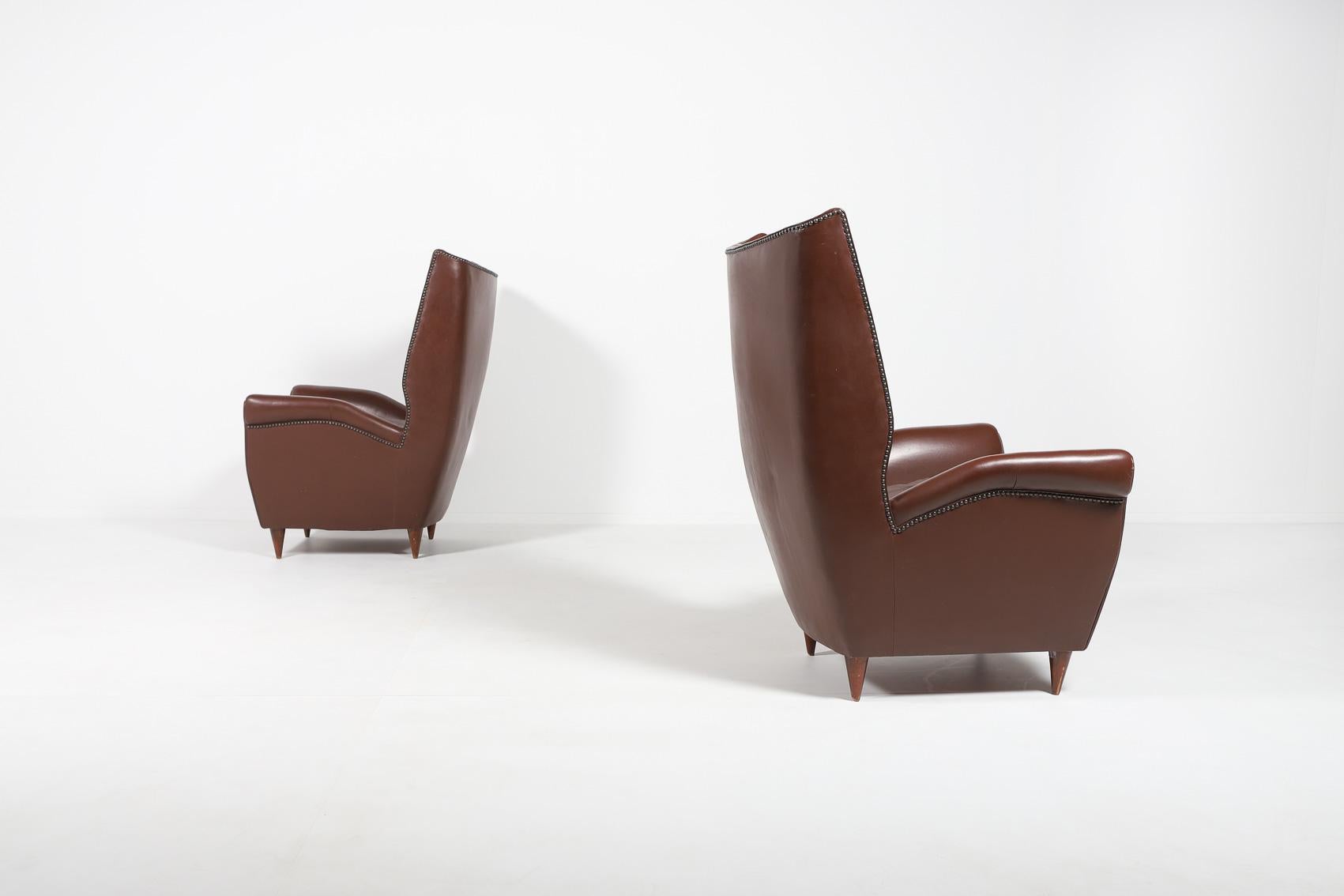 Pair of Italian Wingback Lounge armchairs by Gio Ponti, 1950’s In Good Condition For Sale In TOLLEBEEK, NL