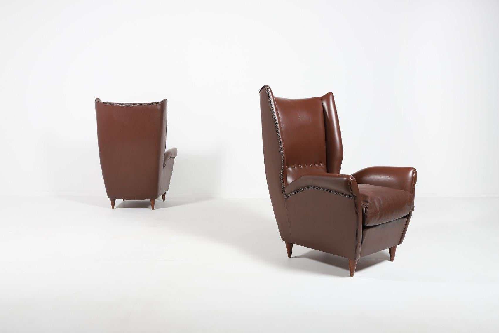 20ième siècle Paire de fauteuils de salon italiens Wingback Lounge de Gio Ponti, années 1950 en vente