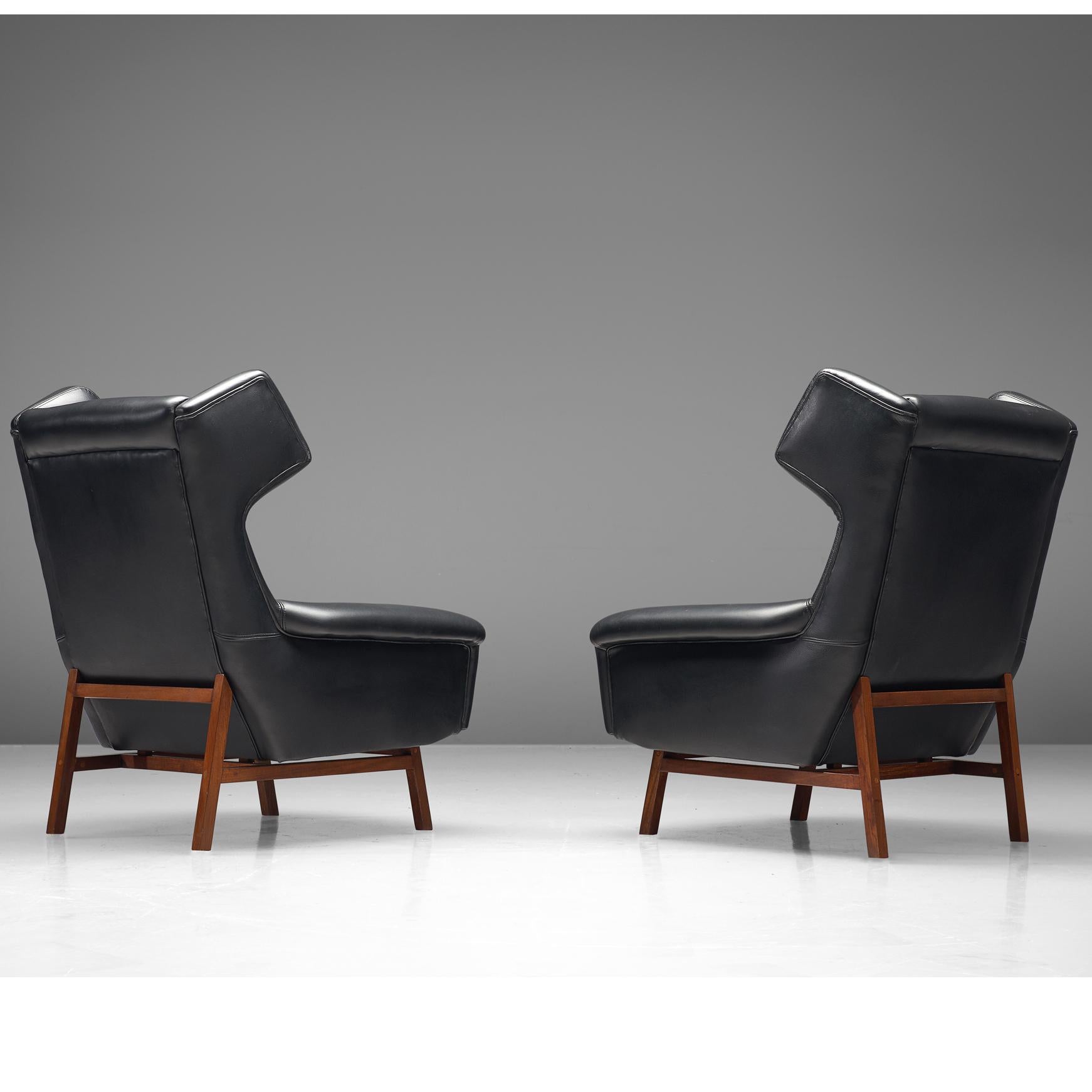 Paire de chaises longues, cuir, acajou, Italie, années 1960

Cette magnifique paire de chaises longues robustes et volumineuses présente de jolis détails et des lignes élégantes. Les 