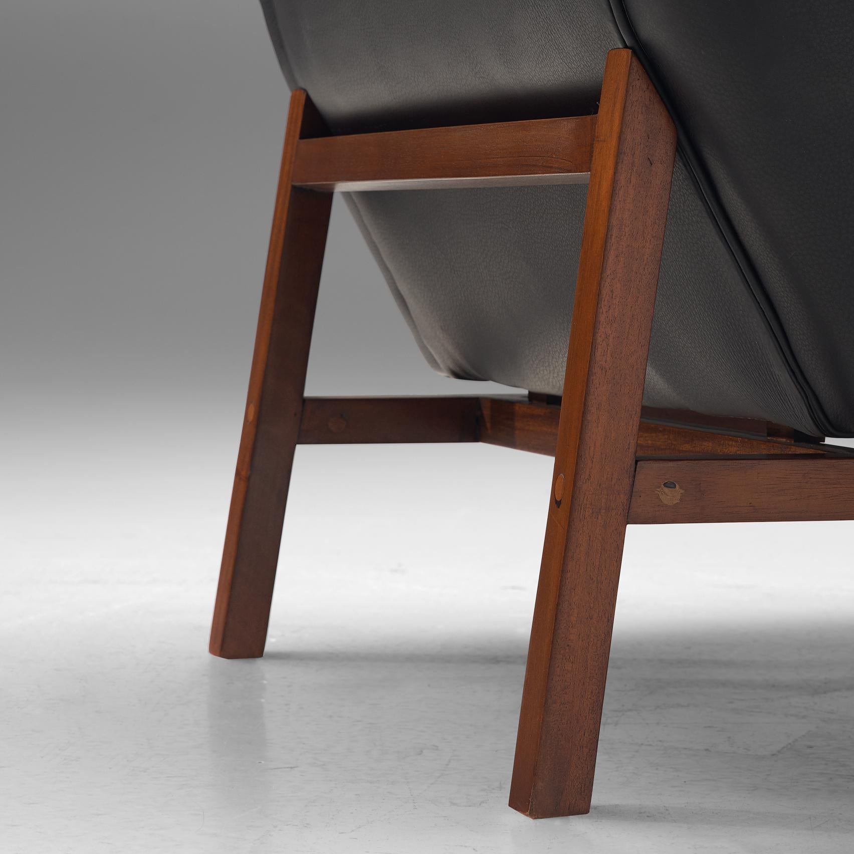 Mid-Century Modern Paire de fauteuils de salon italiens Wingback en cuir noir et acajou en vente