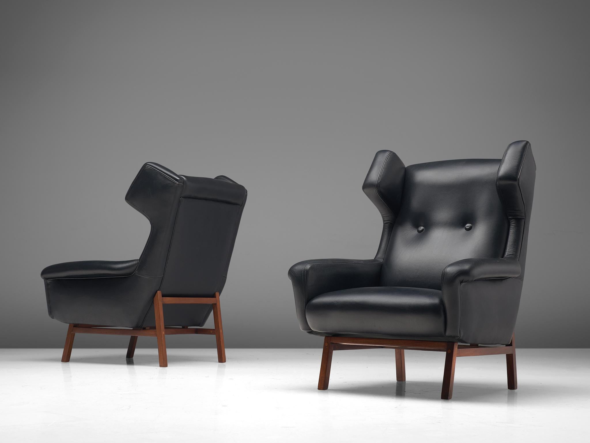 Italian Pair of Wingback Lounge Chairs in Black Leather and Mahogany In Good Condition For Sale In Waalwijk, NL