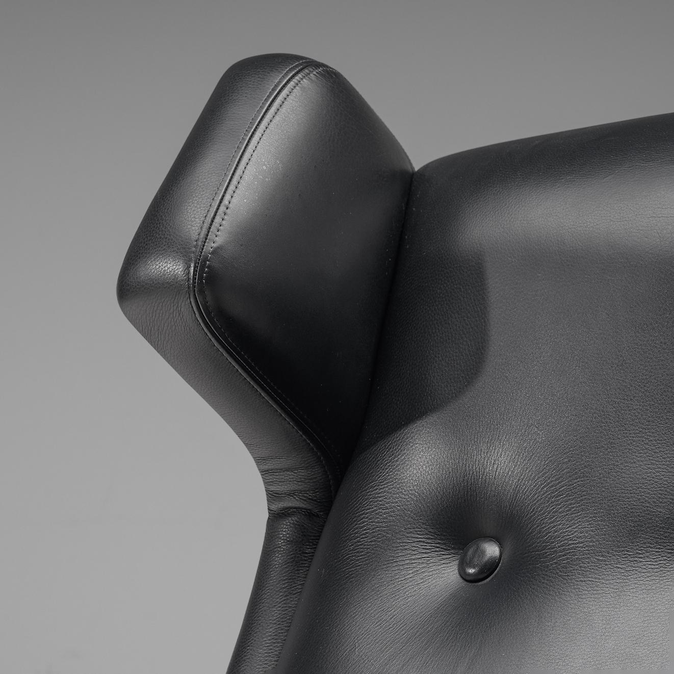 Milieu du XXe siècle Paire de fauteuils de salon italiens Wingback en cuir noir et acajou en vente