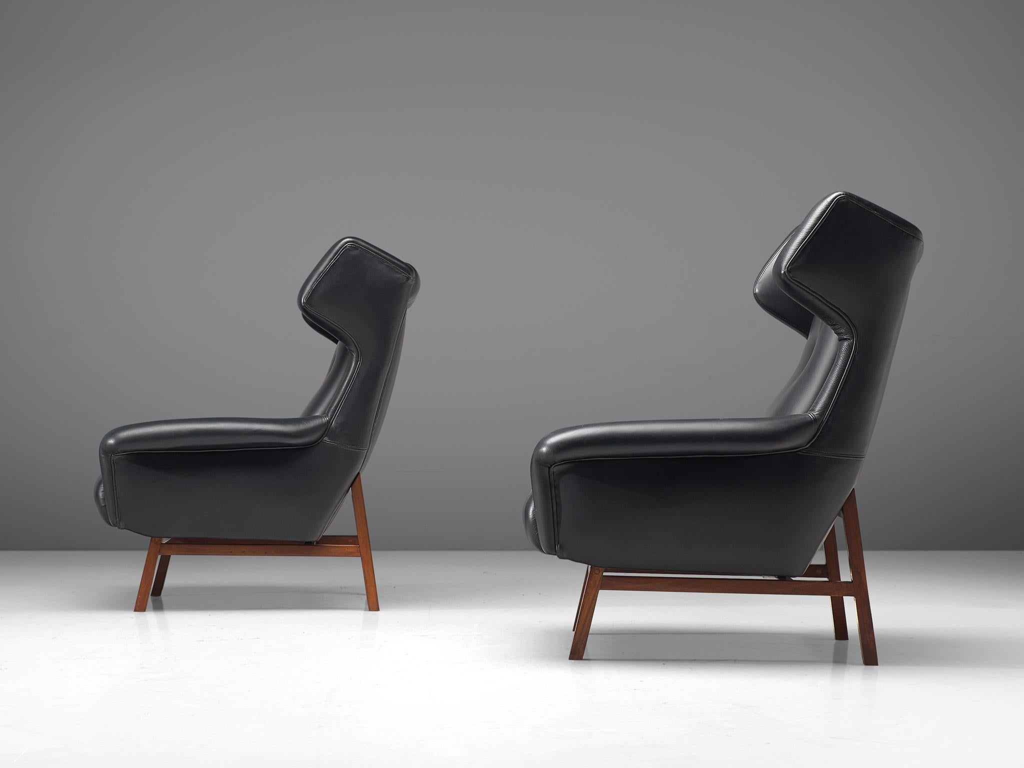 Italian Pair of Wingback Lounge Chairs in Black Leather and Mahogany For Sale 1