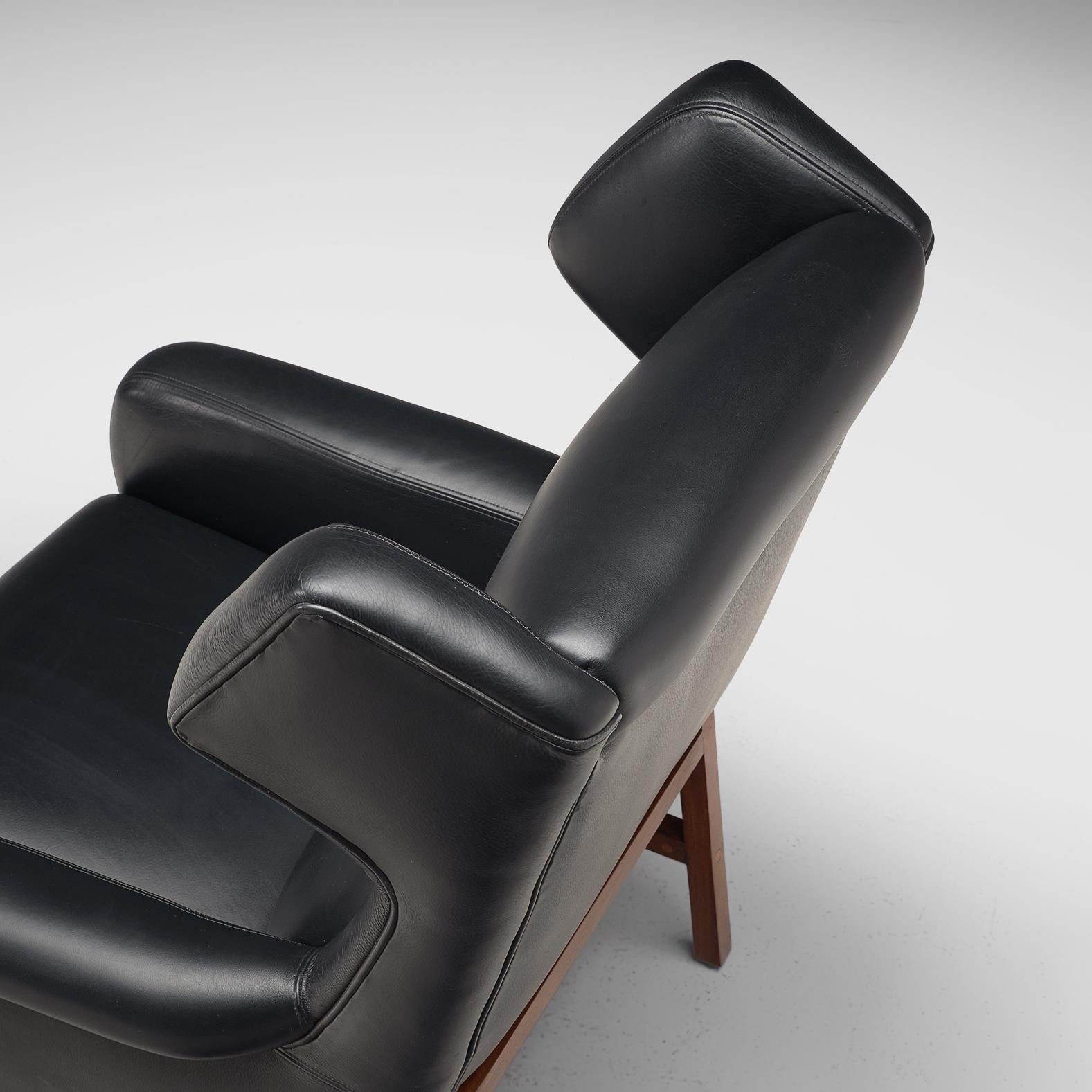 Italian Pair of Wingback Lounge Chairs in Black Leather and Mahogany For Sale 2