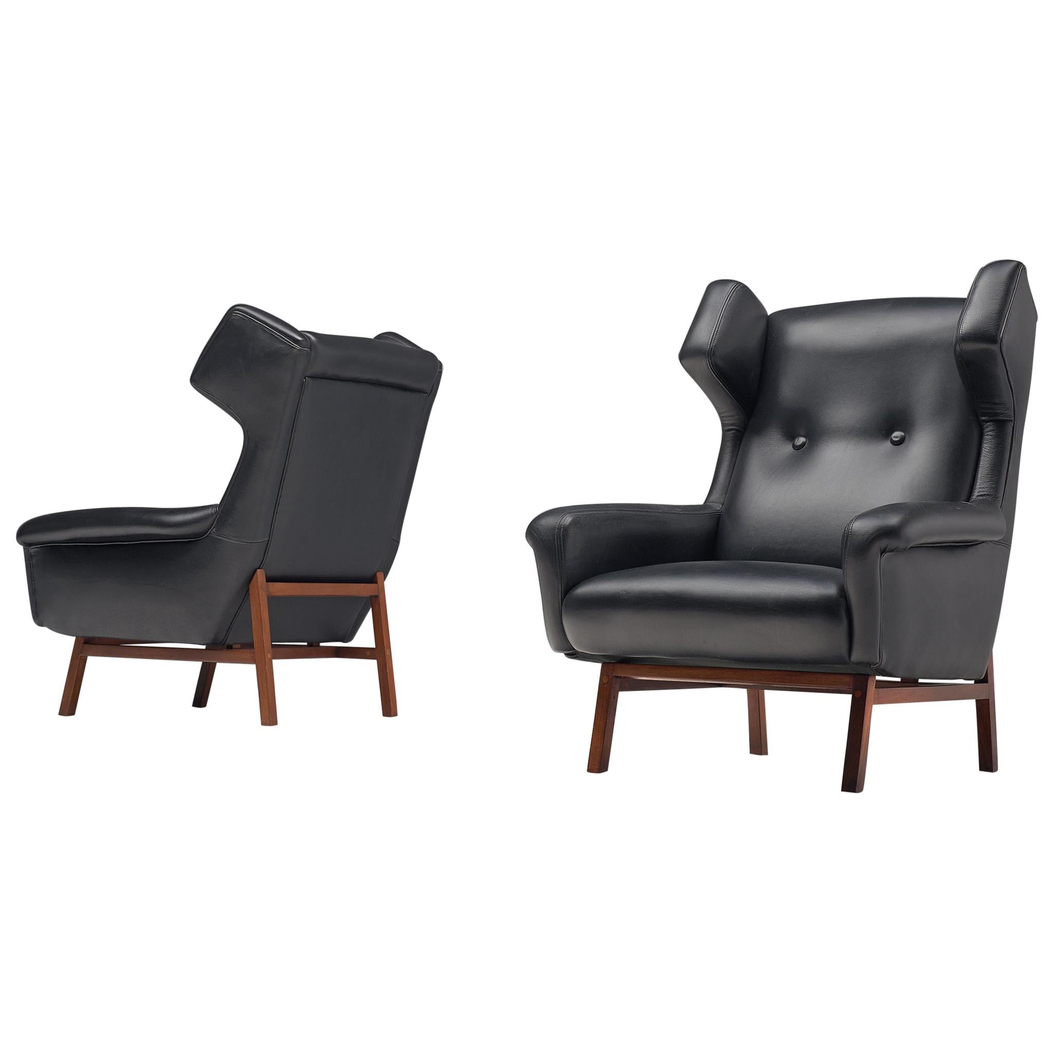 Italian Pair of Wingback Lounge Chairs in Black Leather and Mahogany For Sale