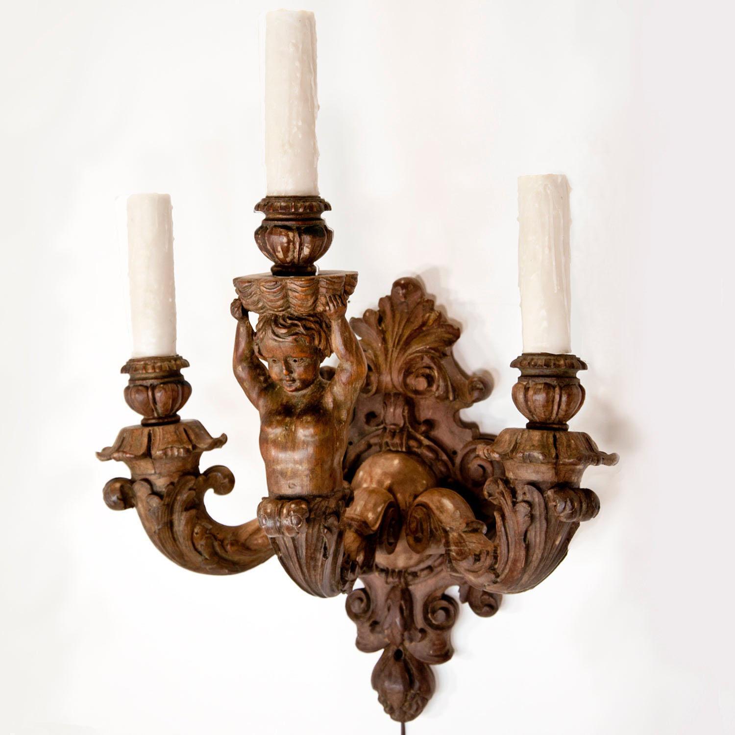 Baroque Paire d'appliques italiennes en bois représentant des chérubins en vente