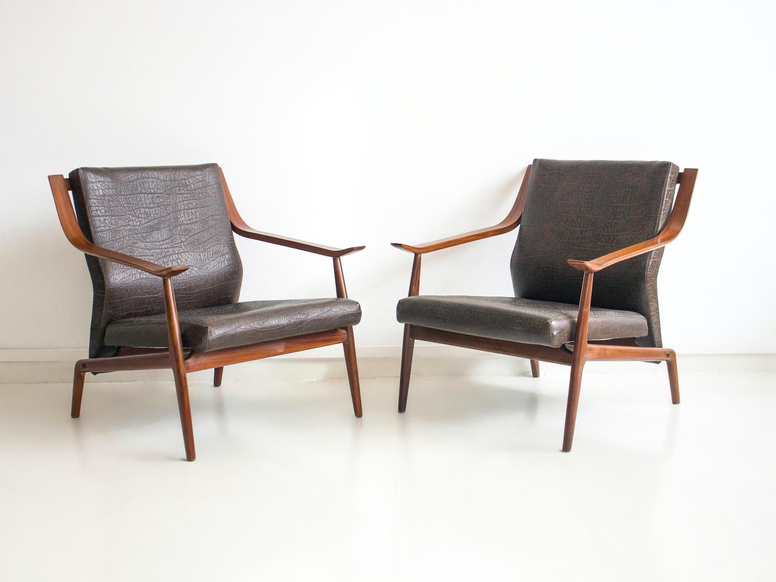Pair of Italian Wooden Armchairs with Brown Faux Leather Upholstery In Good Condition In Madrid, ES
