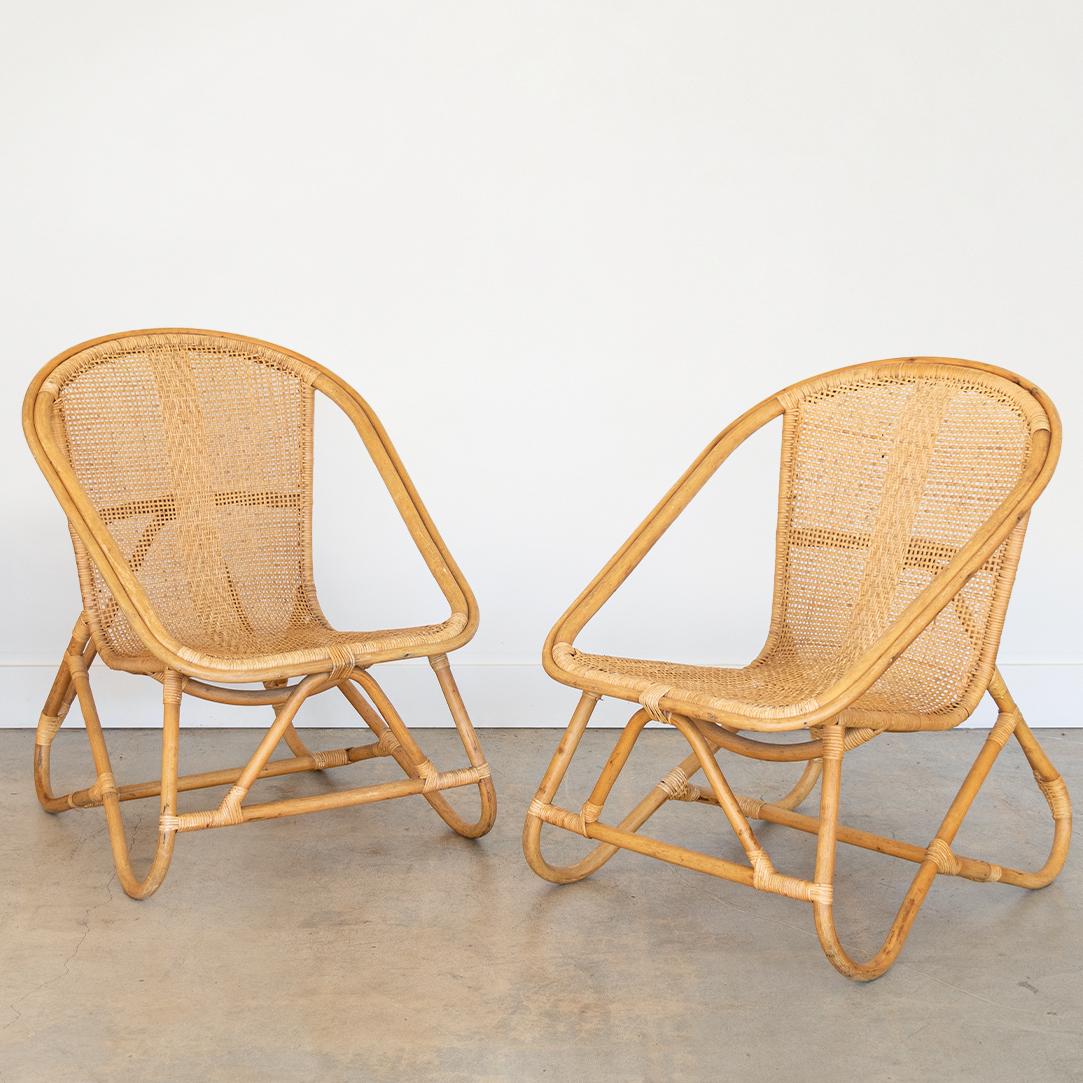 Jolie paire de chaises tressées d'Italie, années 1960. Sièges en osier léger tressé avec structure en rotin et bambou. La finition d'origine présente une belle patine d'âge.