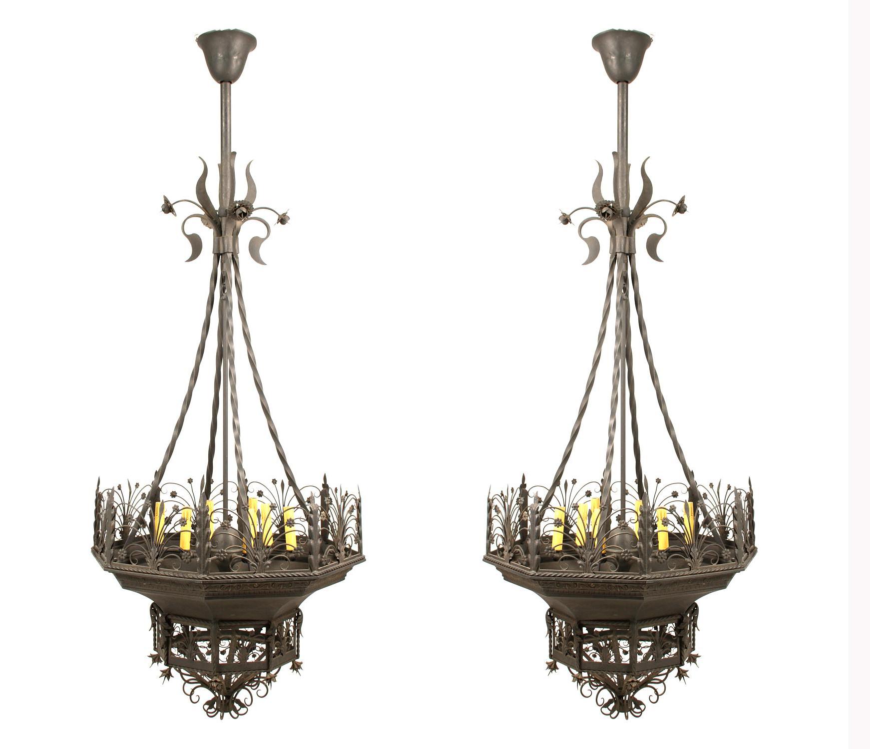 Attractive Italian pair of hand forged wrought iron and tole 6 light chandeliers, first half of the 20th century.
In the Gothic style. finely detailed with antique black patina.
Electrified for the American market.
Measures: H.54