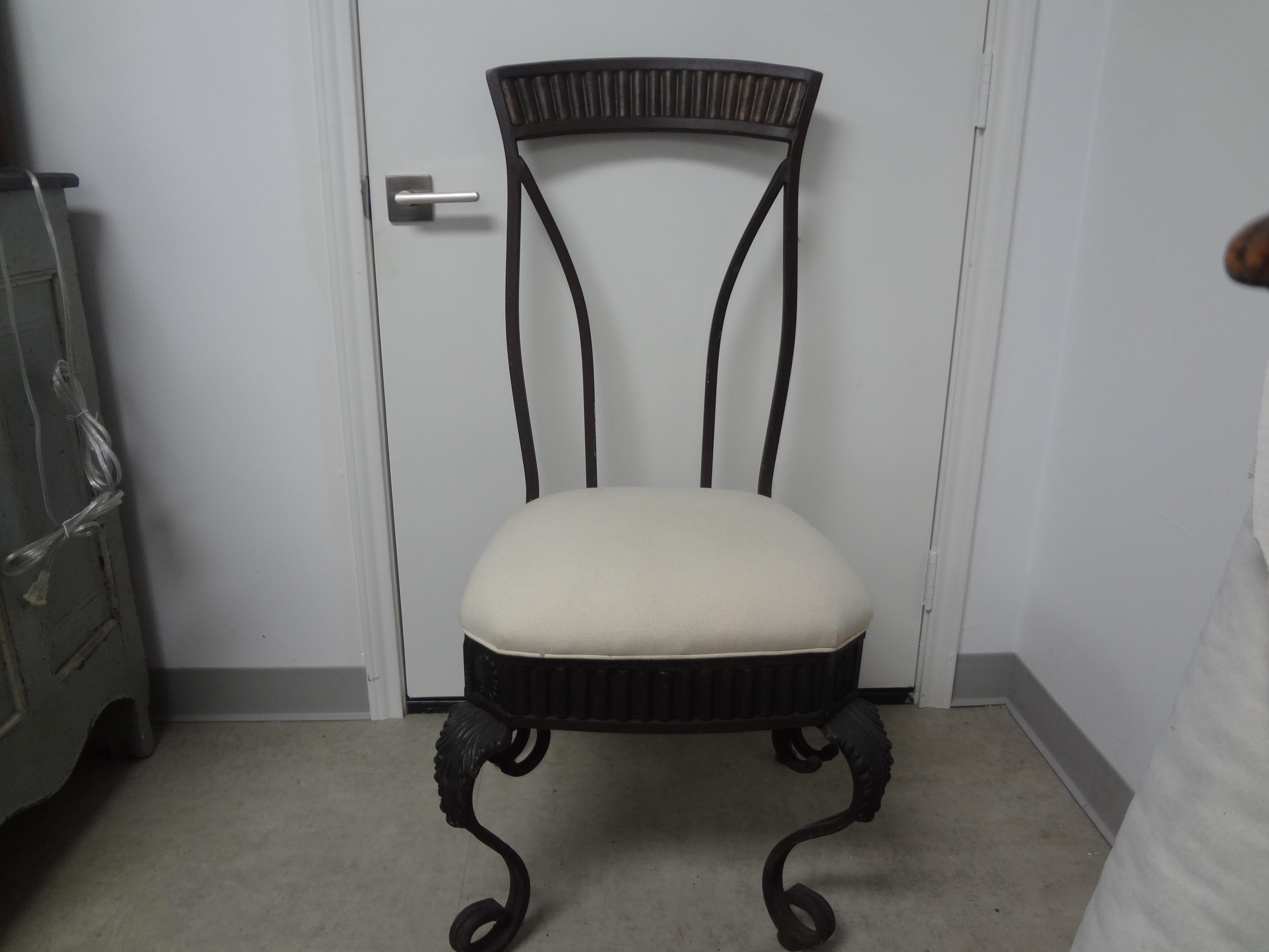 Paire de chaises de jardin en fer forgé italien.
Cette paire de chaises italiennes en fer forgé de style Hollywood Regency a un design tout en courbes et est aussi à l'aise à l'intérieur qu'à l'extérieur de votre maison.
La tapisserie est usagée