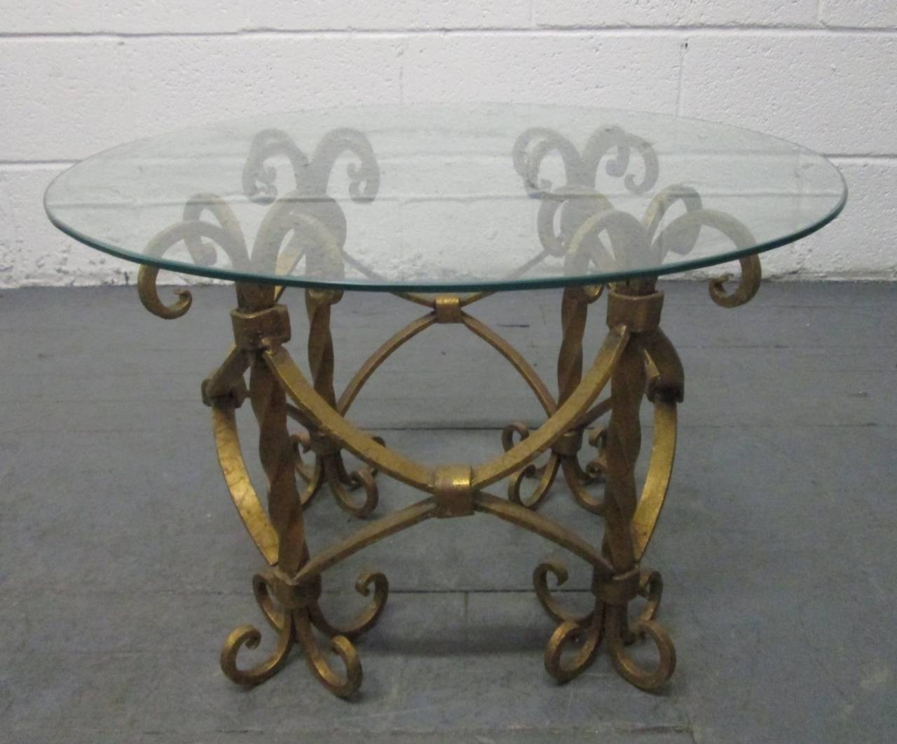 Paire de tables italiennes en fer forgé doré avec dessus en verre.
    
