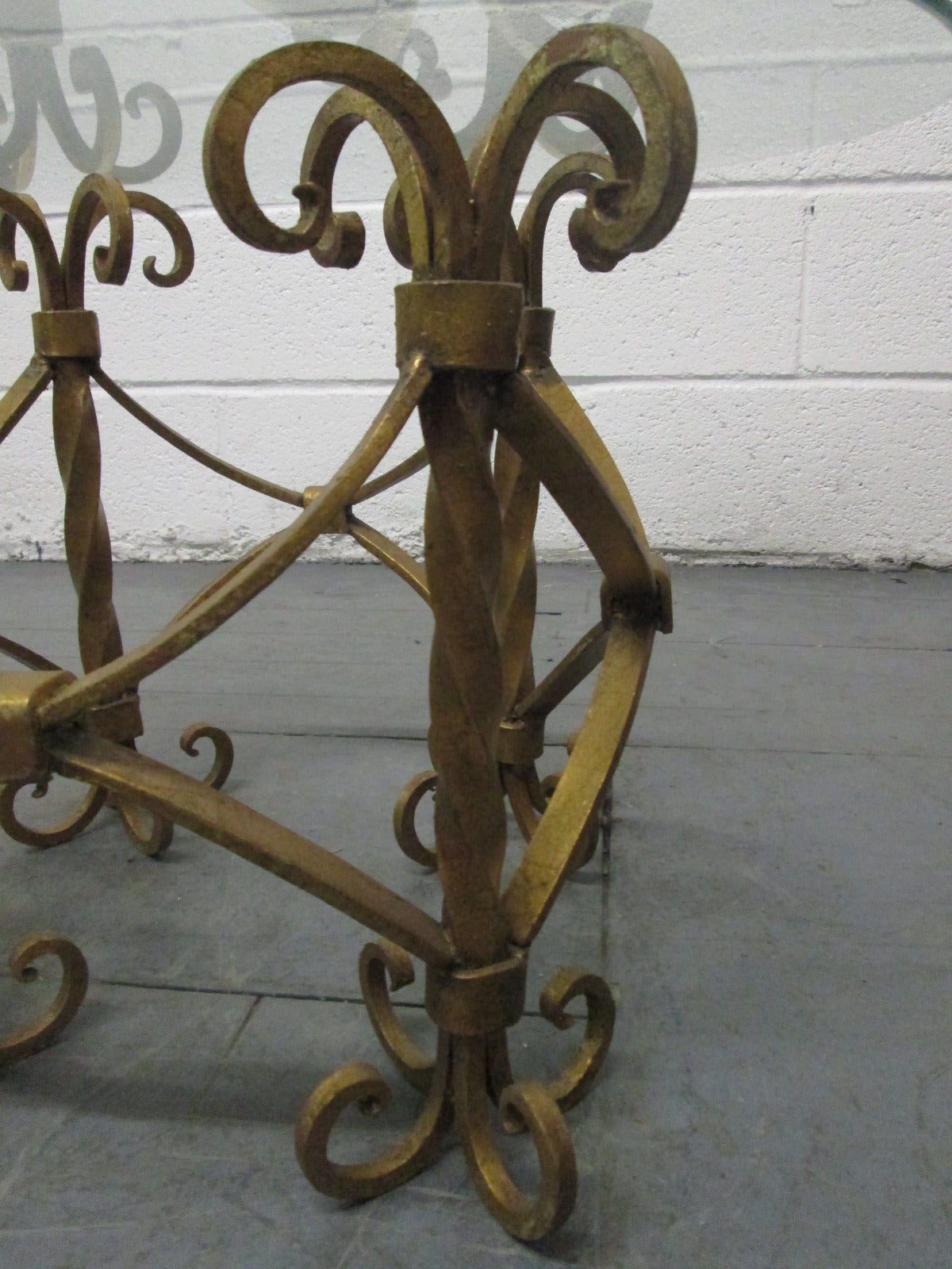 Paire de tables italiennes en fer forgé doré Bon état - En vente à New York, NY