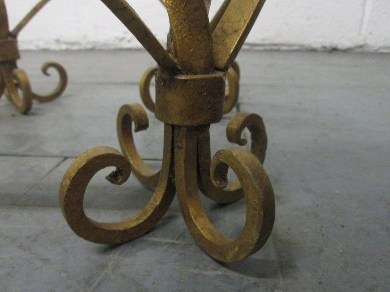 Milieu du XXe siècle Paire de tables italiennes en fer forgé doré en vente