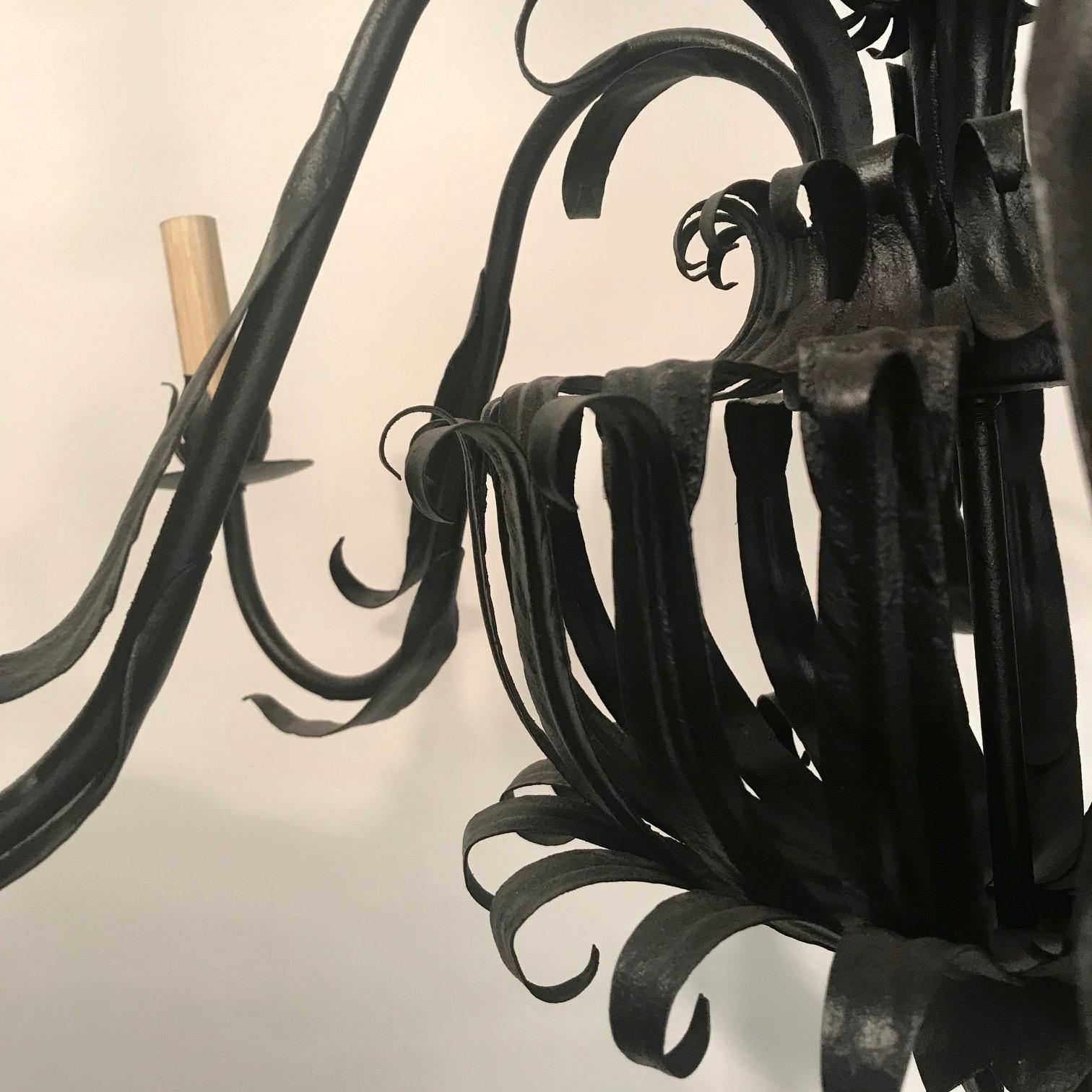Coppia di lampadari a sei luci in ferro battuto italiani del Medioevo in vendita 3