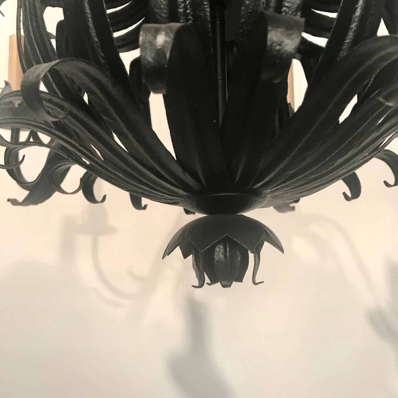 Metallo Coppia di lampadari a sei luci in ferro battuto italiani del Medioevo in vendita