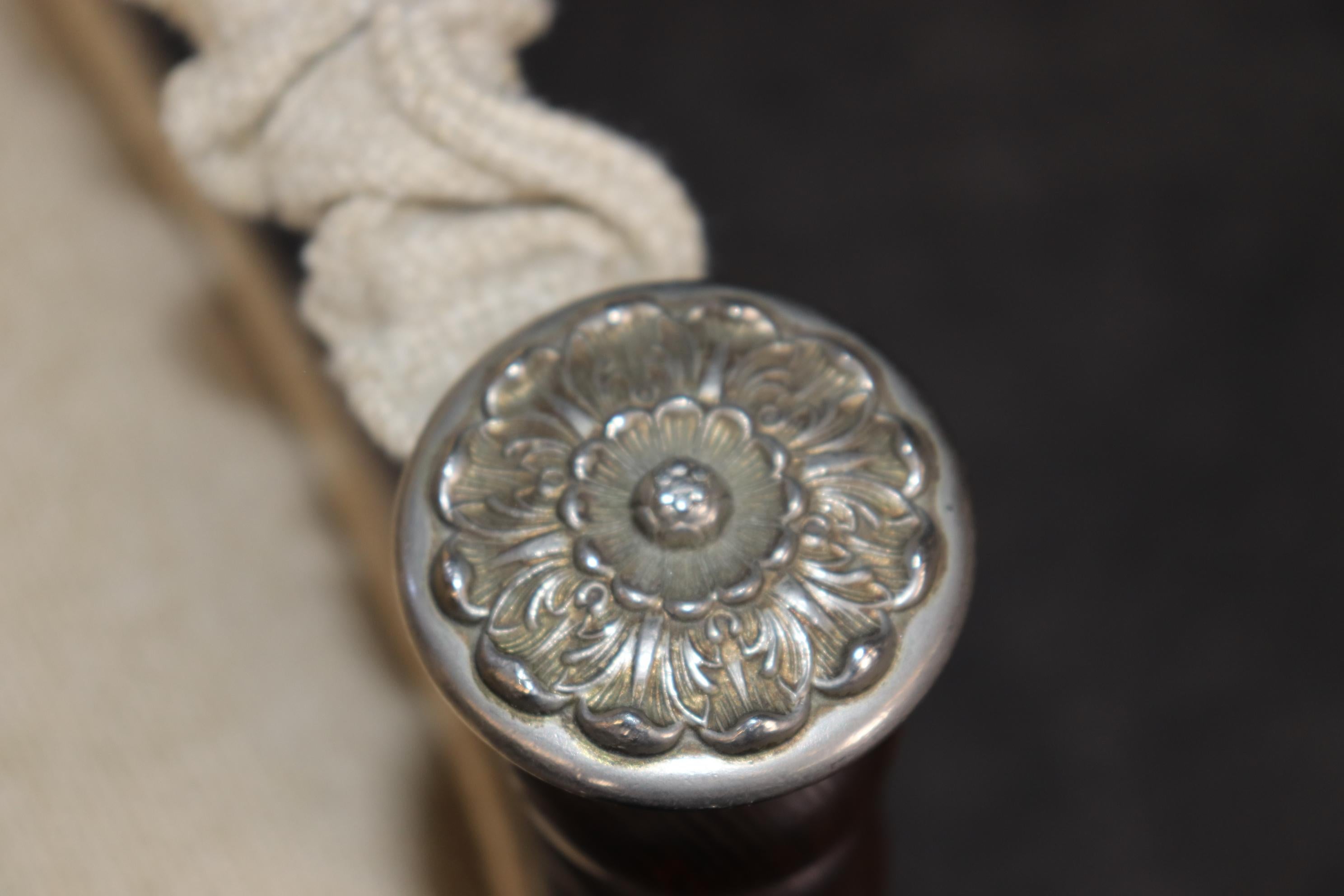 Coppia di poltrone italiane in ferro battuto imbottite in stile Savonarolla con ottone in vendita 3