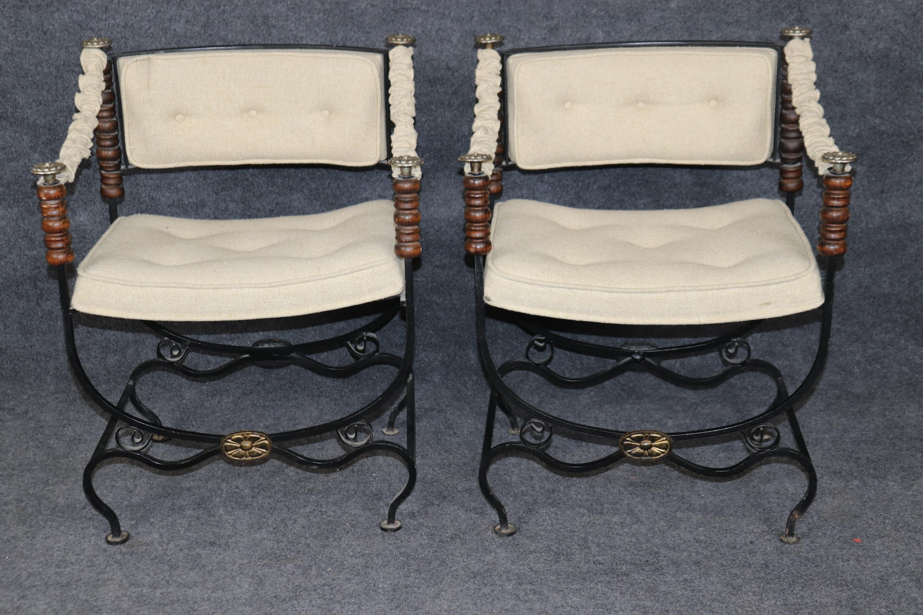Neoclassico Coppia di poltrone italiane in ferro battuto imbottite in stile Savonarolla con ottone in vendita