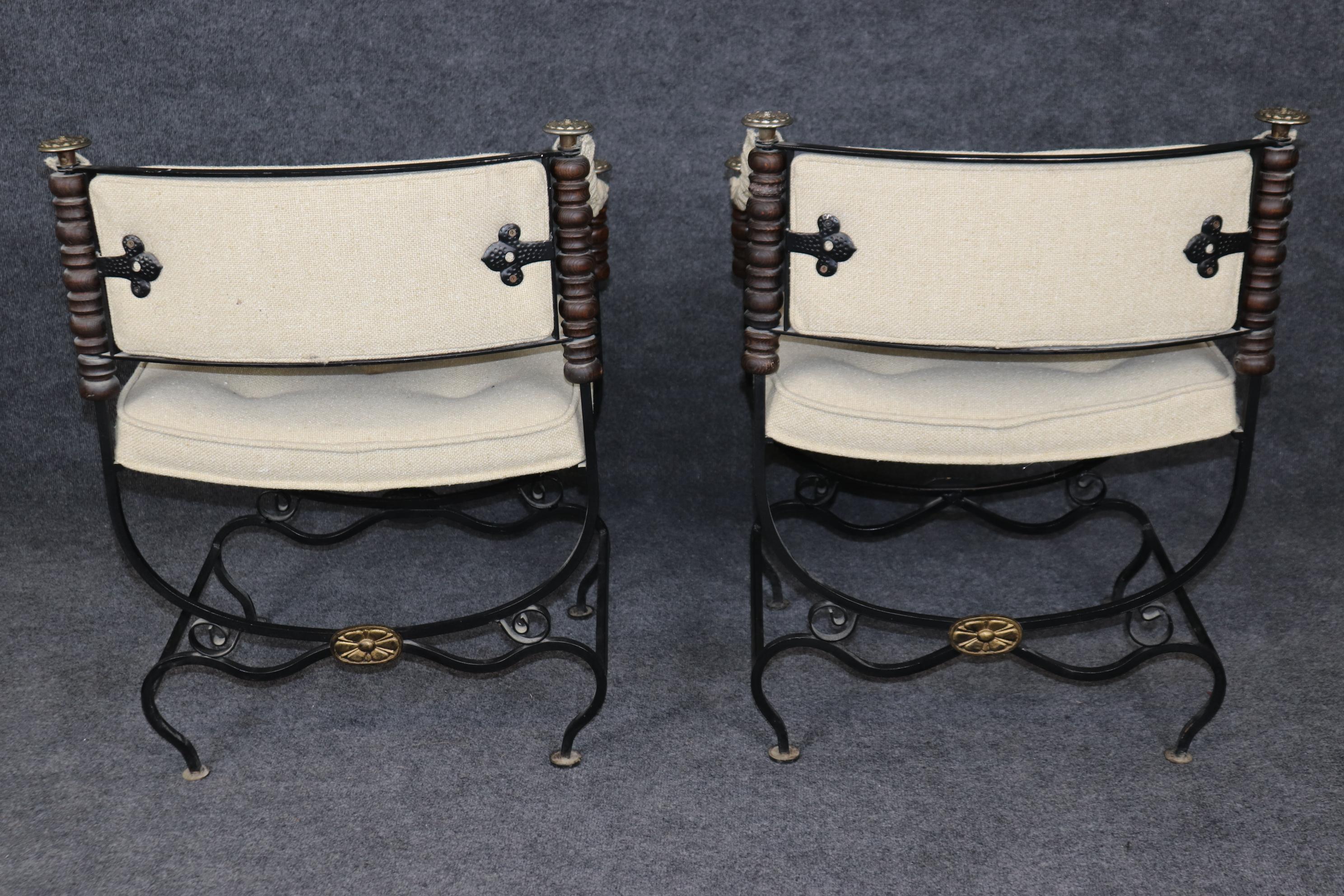 Coppia di poltrone italiane in ferro battuto imbottite in stile Savonarolla con ottone In condizioni buone in vendita a Swedesboro, NJ