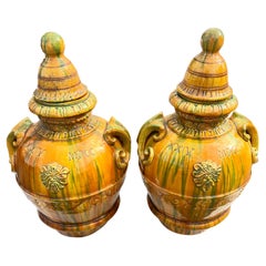 Coppia di  Urne in terracotta gialla e verde con coperchio rimovibile
