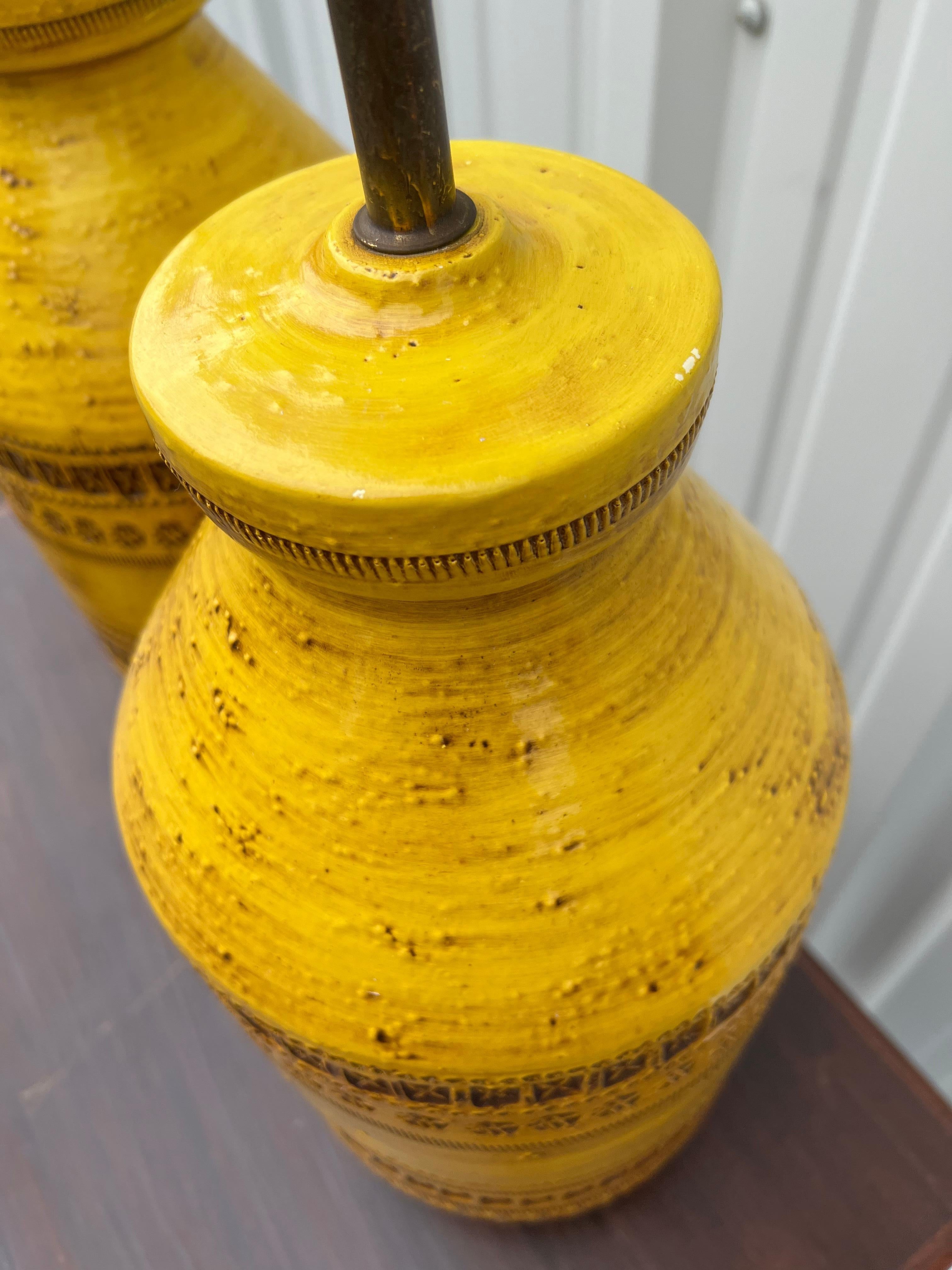 Mid-Century Modern Pair of Italian Yellow Ceramic Table Lamps by Aldo Londi for Bitossi Raymor