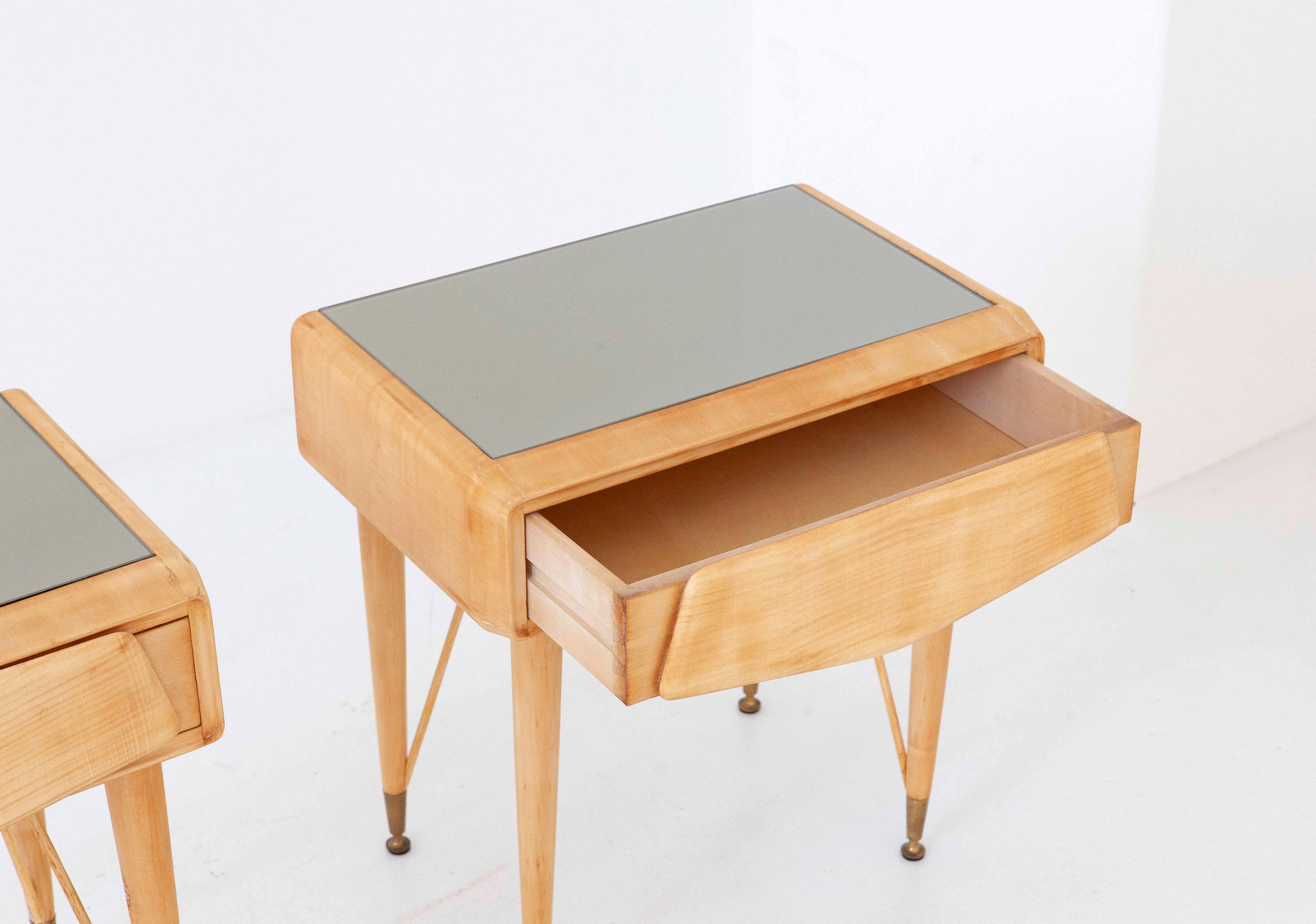 Mid-20th Century Pair of Italian Yellow Maple Wood and Grey Glass Bedside Tables, 1950s
