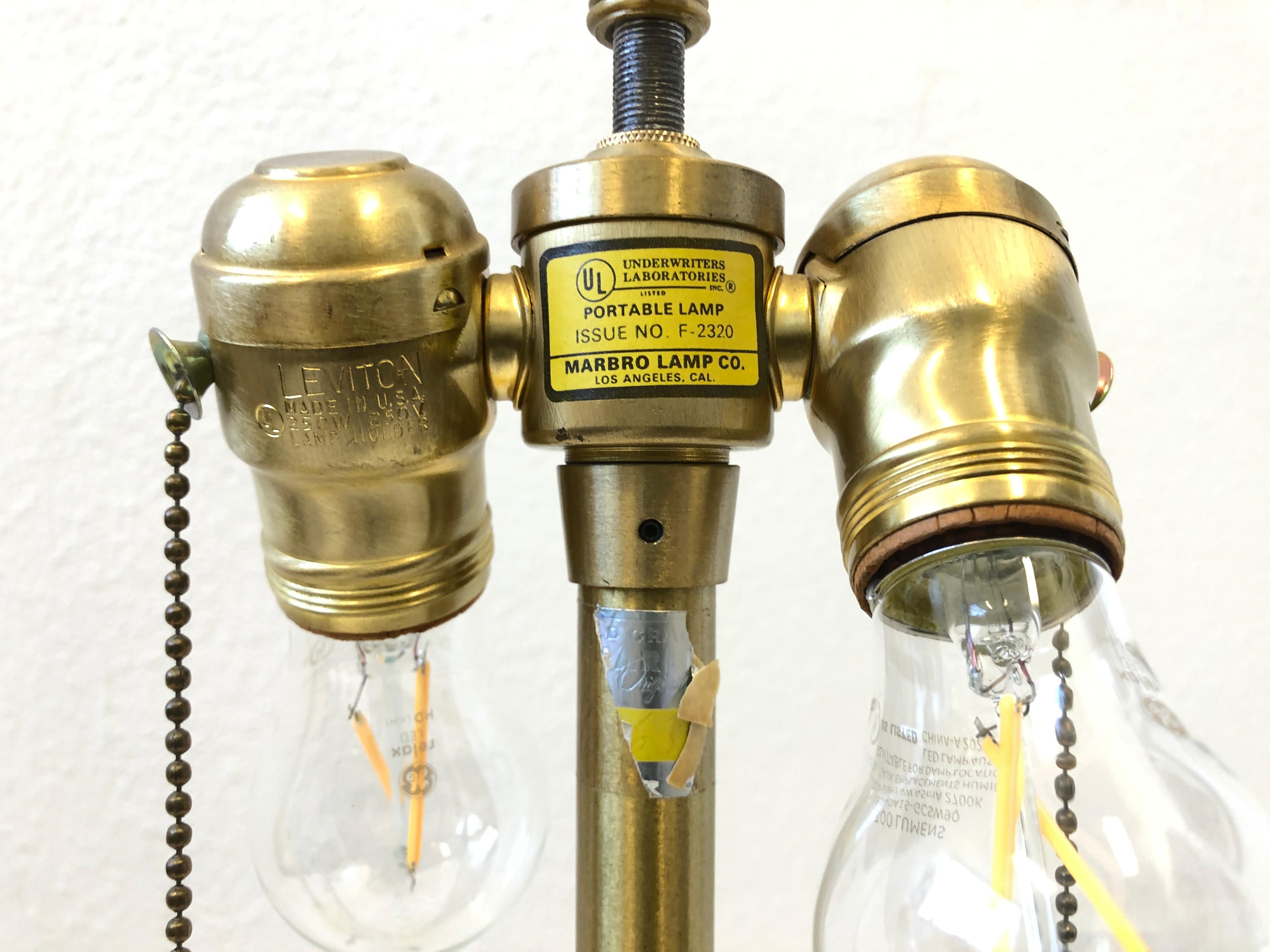 Paire de lampes de bureau italiennes en marbre jaune et laiton par Marbro Lamp Co. en vente 3