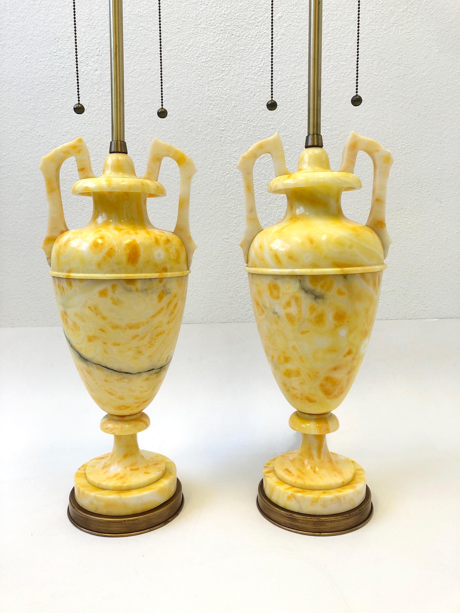 Poli Paire de lampes de bureau italiennes en marbre jaune et laiton par Marbro Lamp Co. en vente
