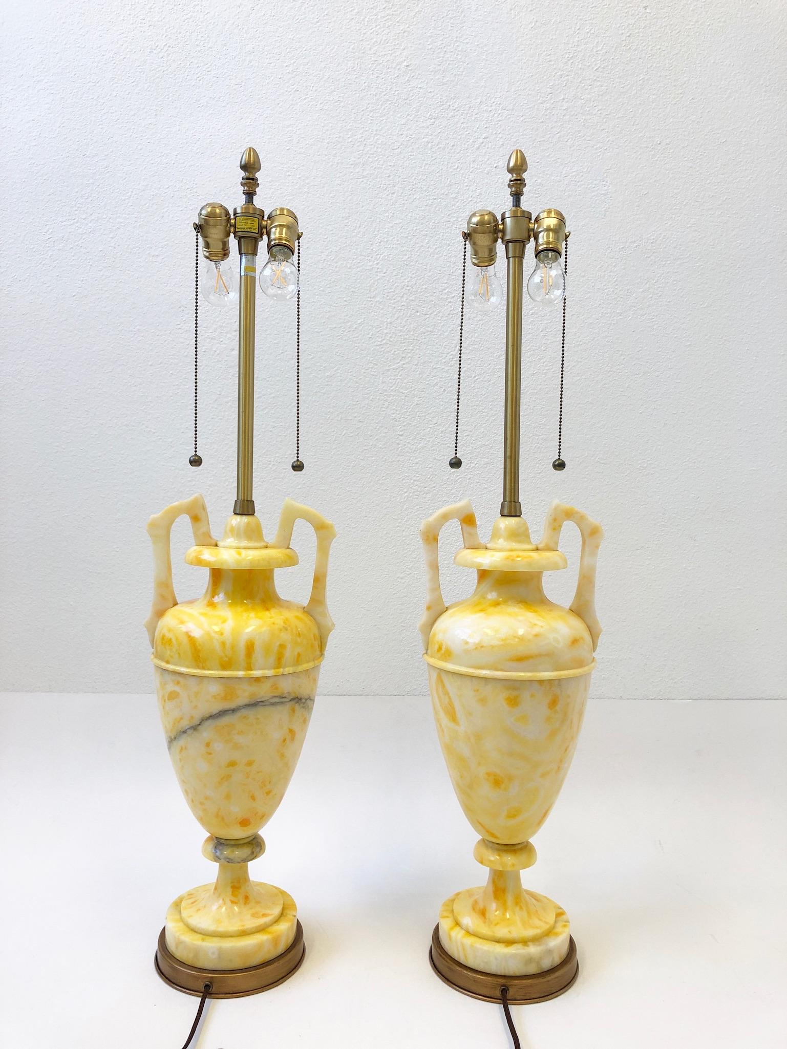 Milieu du XXe siècle Paire de lampes de bureau italiennes en marbre jaune et laiton par Marbro Lamp Co. en vente