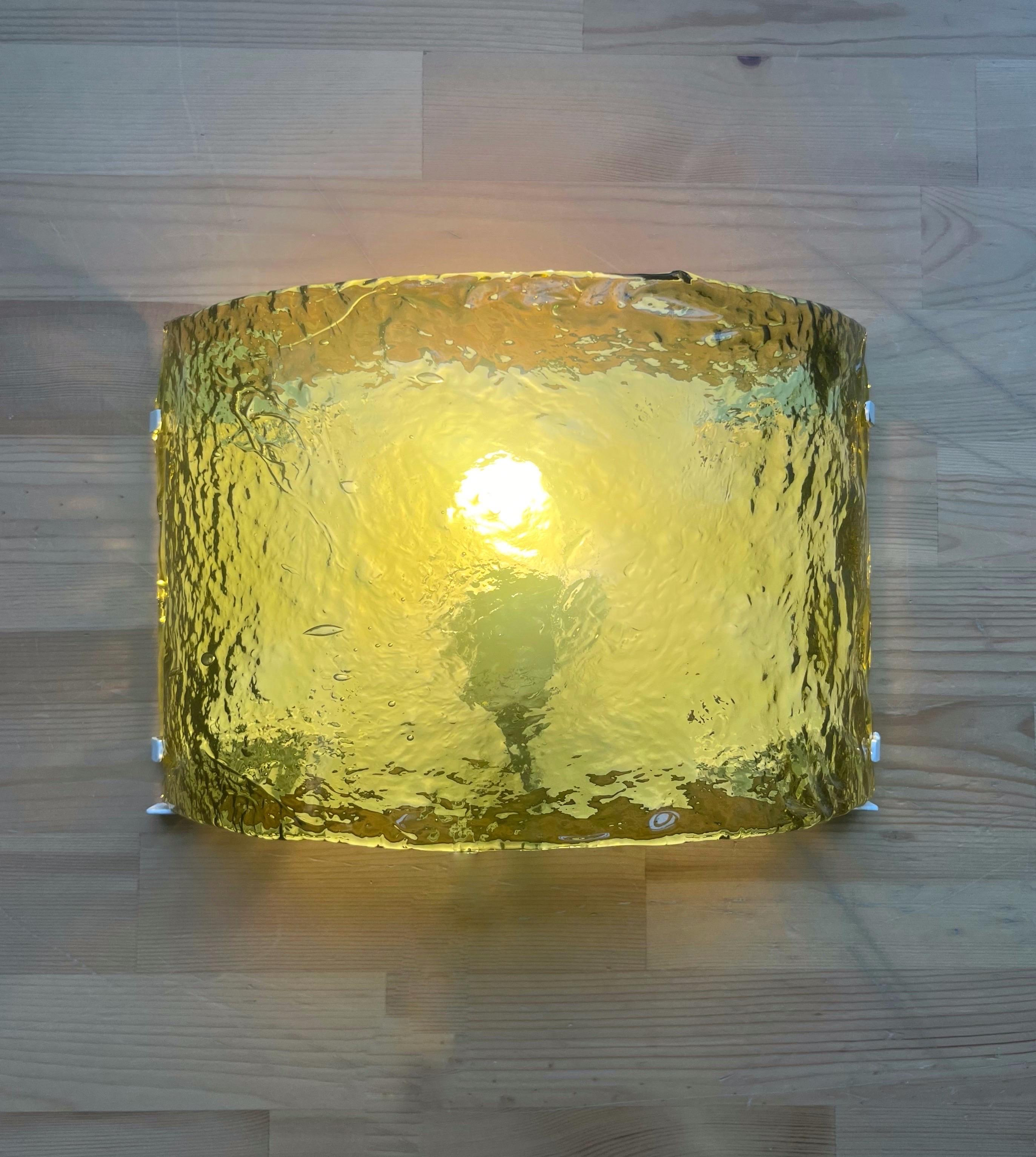 Mid-Century moderno Coppia di lampade da parete italiane in giallo di Murano di Carlo Nason per Mazzega Murano, anni '70 in vendita