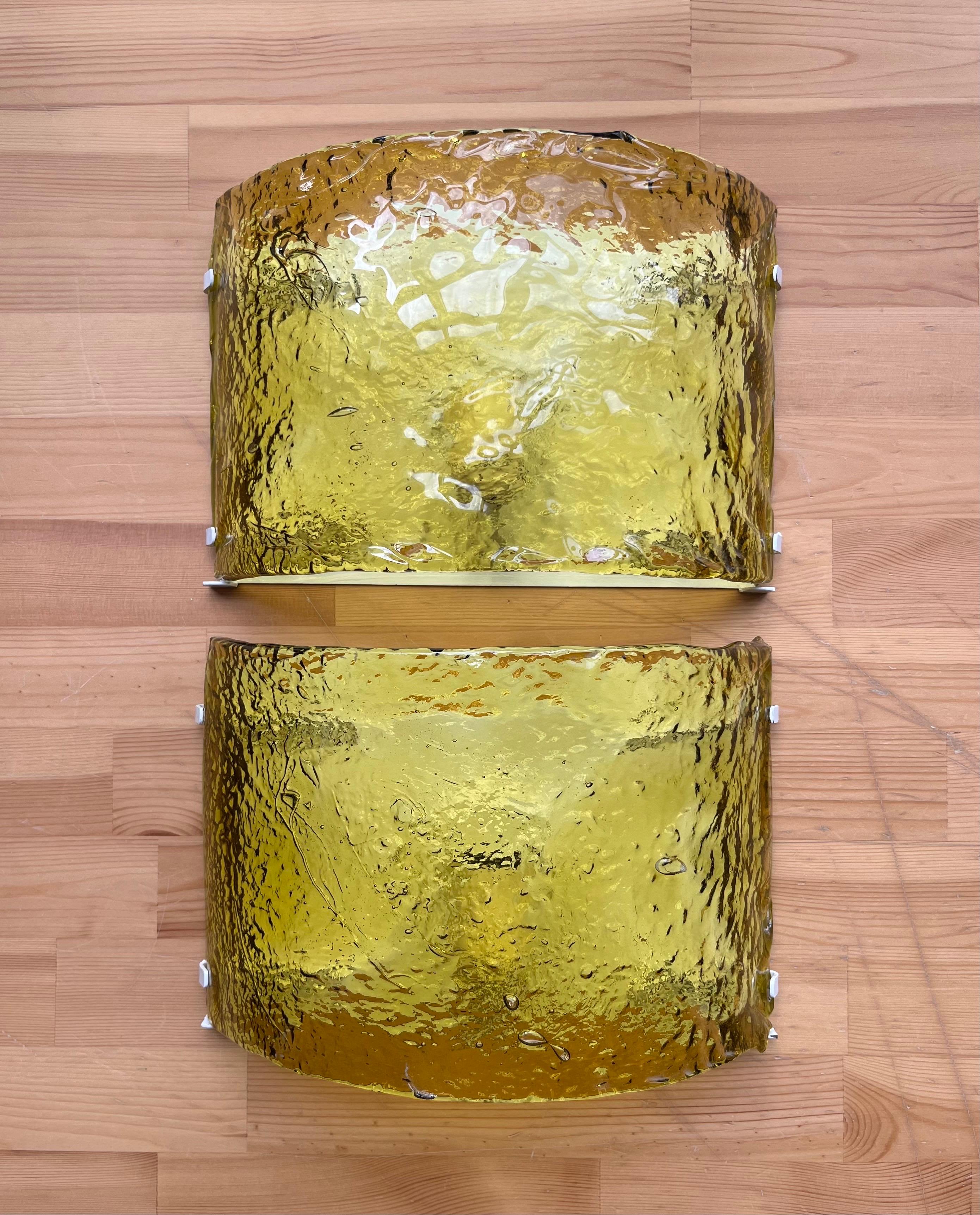 Coppia di lampade da parete italiane in giallo di Murano di Carlo Nason per Mazzega Murano, anni '70 In condizioni buone in vendita a Badajoz, Badajoz