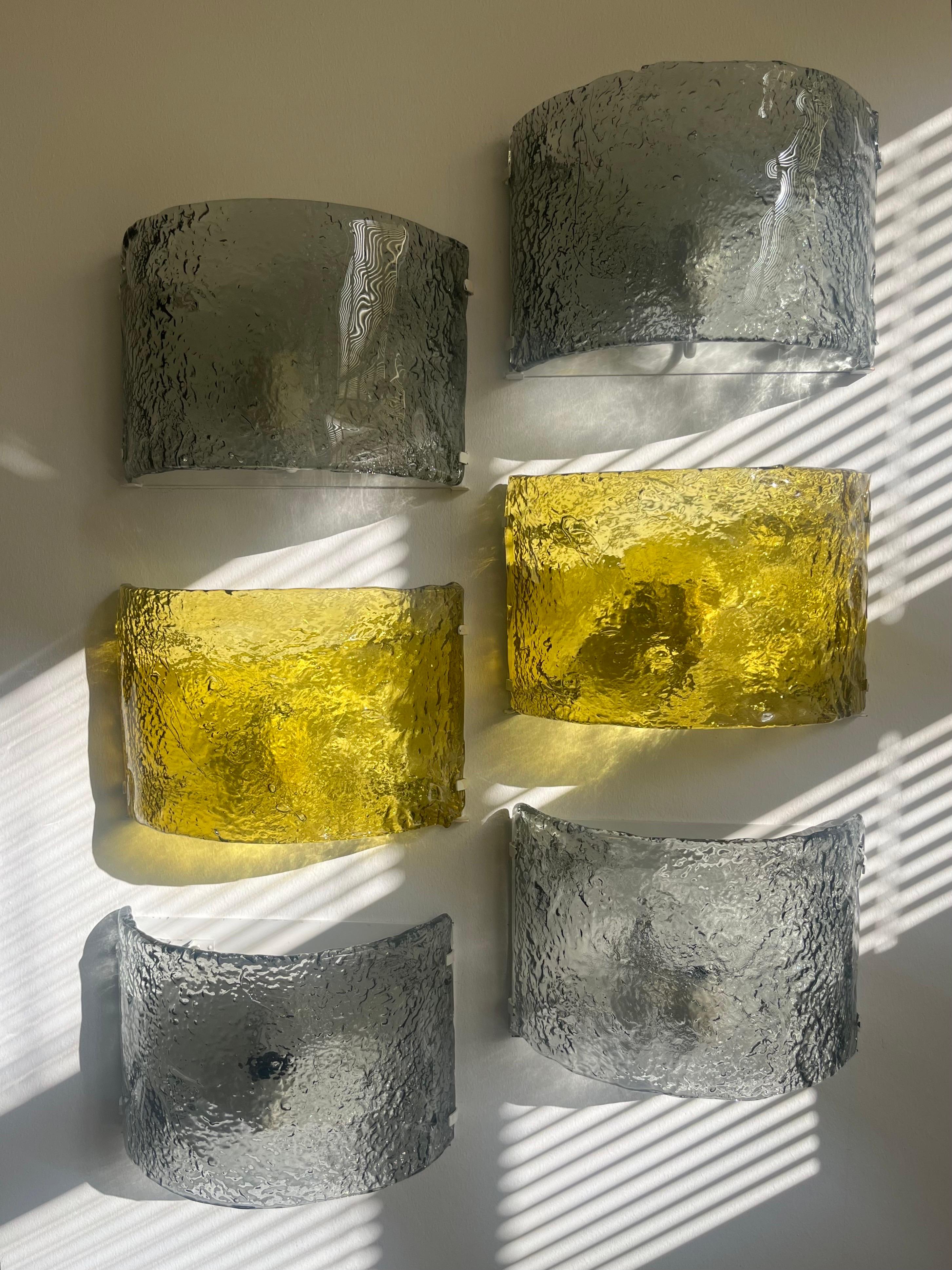 Metallo Coppia di lampade da parete italiane in giallo di Murano di Carlo Nason per Mazzega Murano, anni '70 in vendita