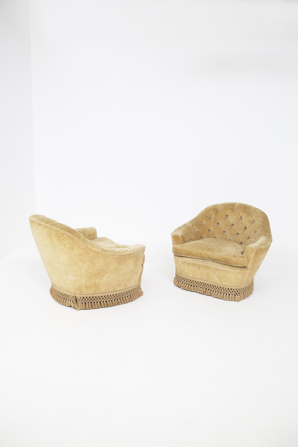 Pair of Italian armchairs from the 1950s. The armchairs are in your original condition of the time and made of original yellow velvet. The particularity of the armchairs are its quilted back which creates elegance and refinement to the armchair.