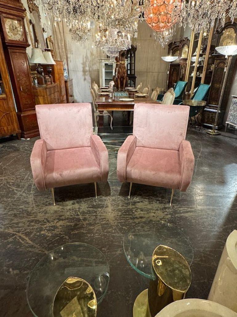 Bonne paire de fauteuils club en velours rose de Marco Zanuso. Parfait pour les designs transitionnels d'aujourd'hui ! 29W x 32d x 36H