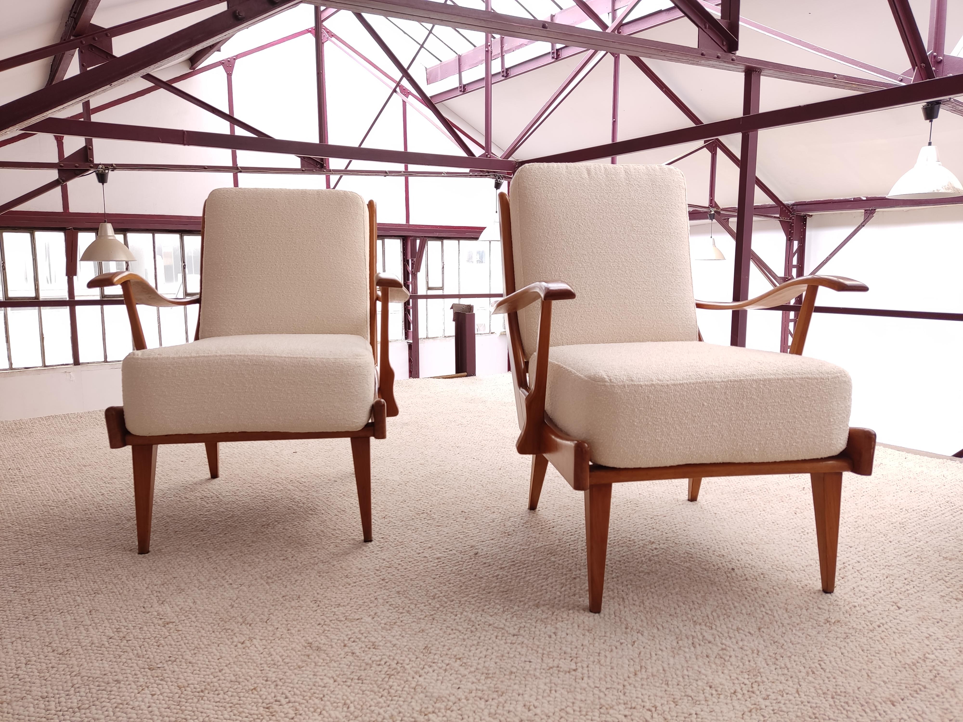 Pair of armchairs, wooden structure, free form Prod. Italy, 1950.
Fully reupholstered in off-white bouclé. The wooden structure is original with slight traces of use.