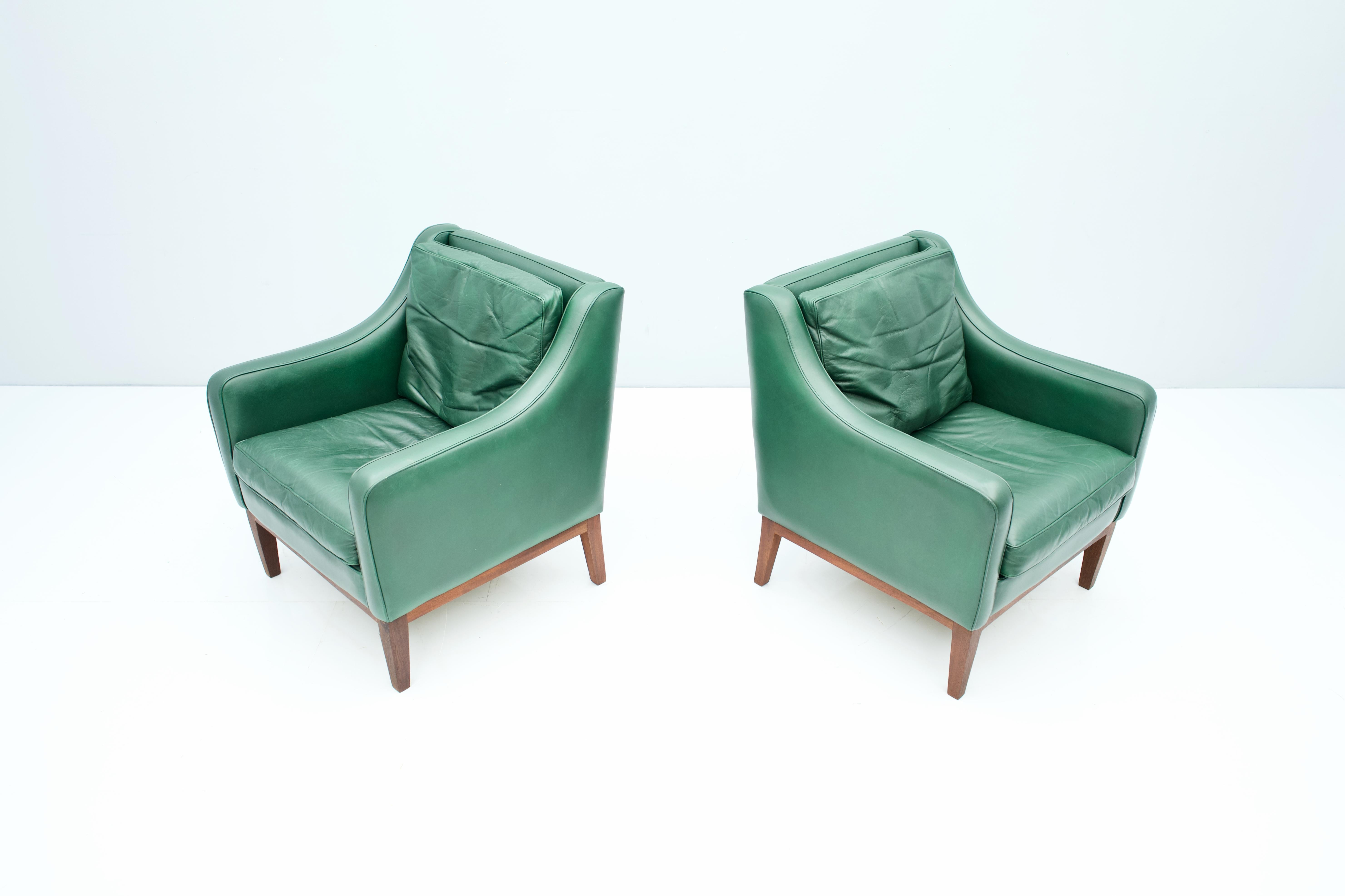 Pair of Italian Lounge Chairs in Green Leather, 1958 For Sale 5