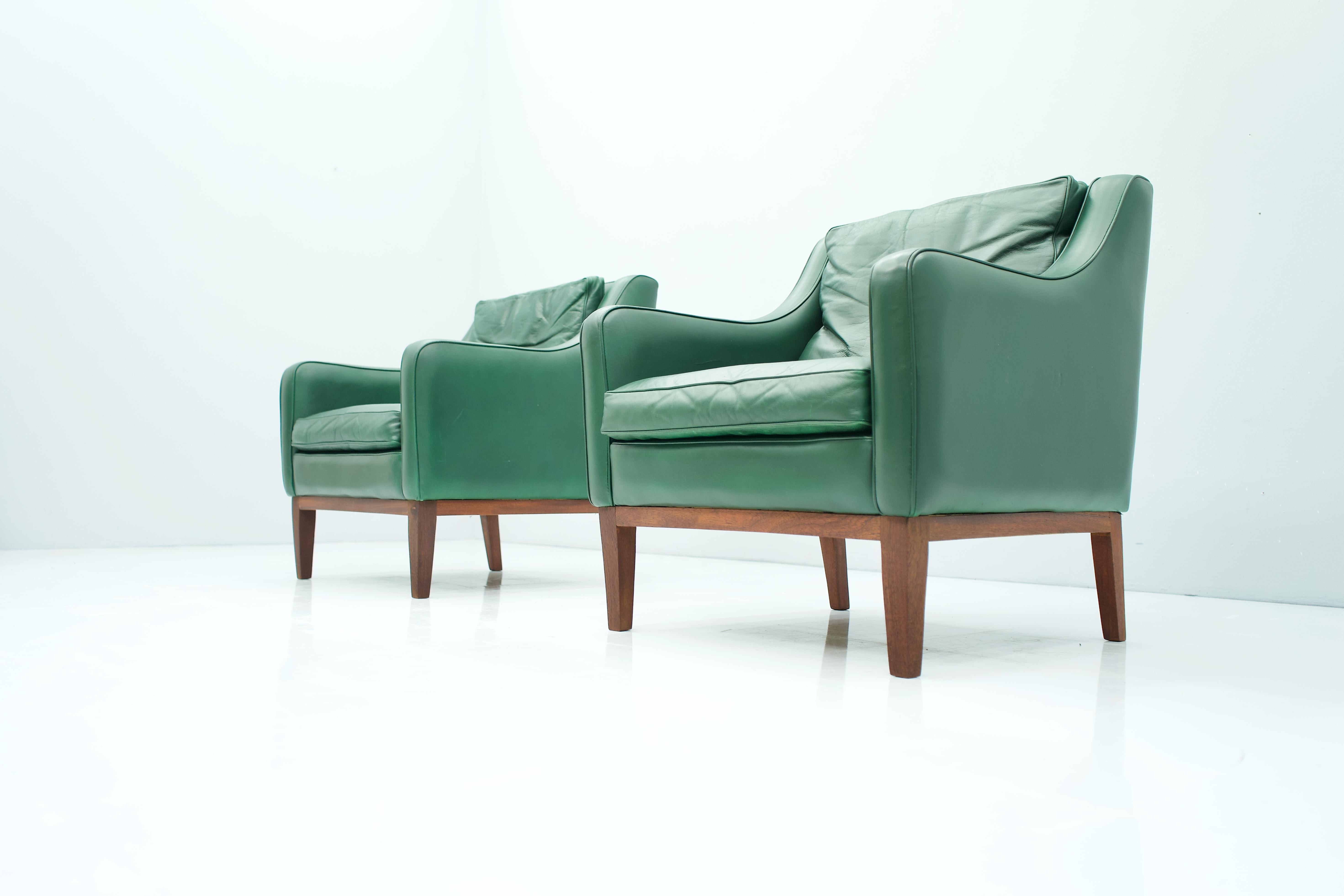 Pair of Italian Lounge Chairs in Green Leather, 1958 For Sale 6