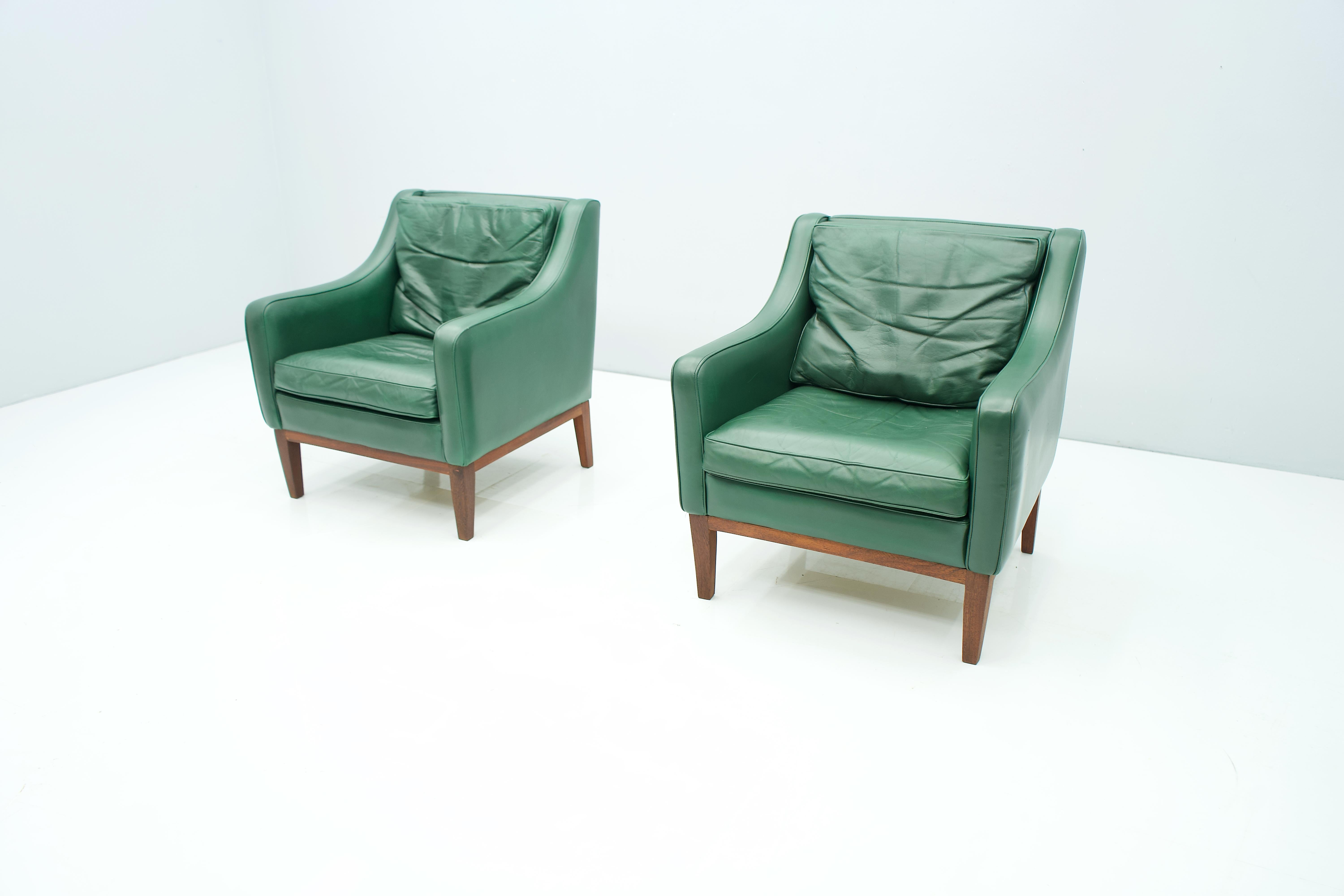 Pair of Italian Lounge Chairs in Green Leather, 1958 For Sale 7