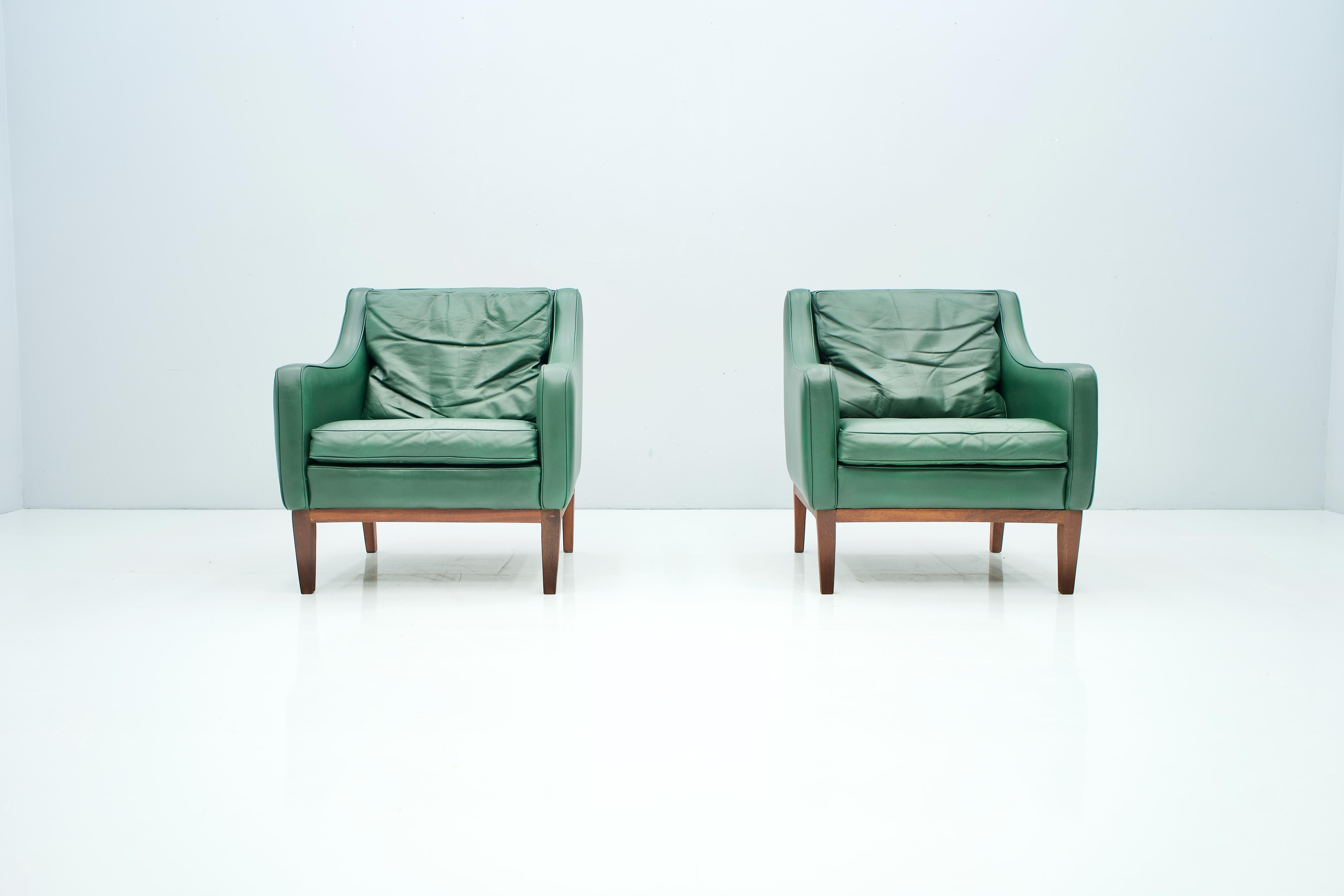 Pair of Italian Lounge Chairs in Green Leather, 1958 For Sale 8