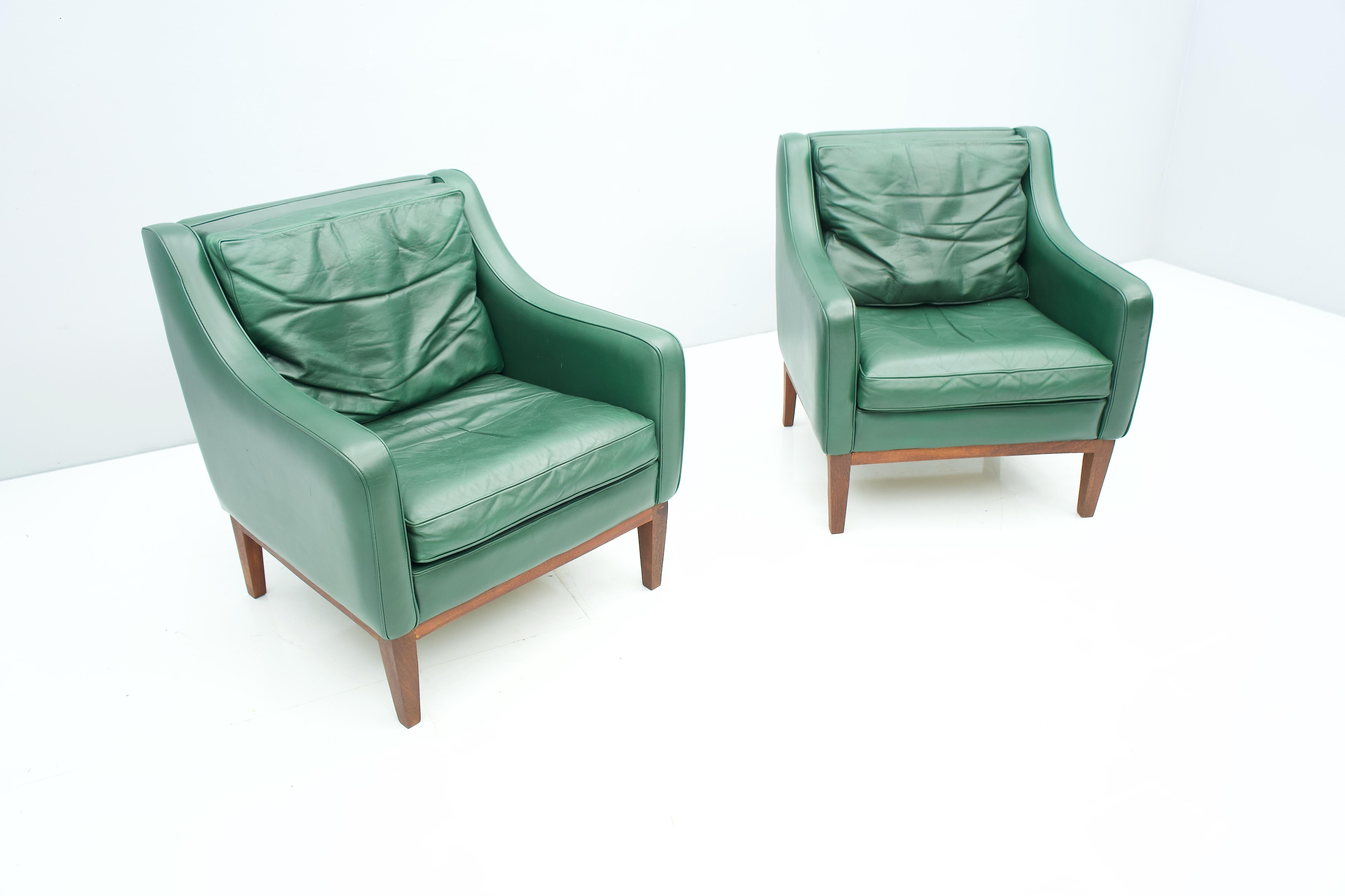 Mid-Century Modern Pair of Italian Lounge Chairs in Green Leather, 1958 For Sale