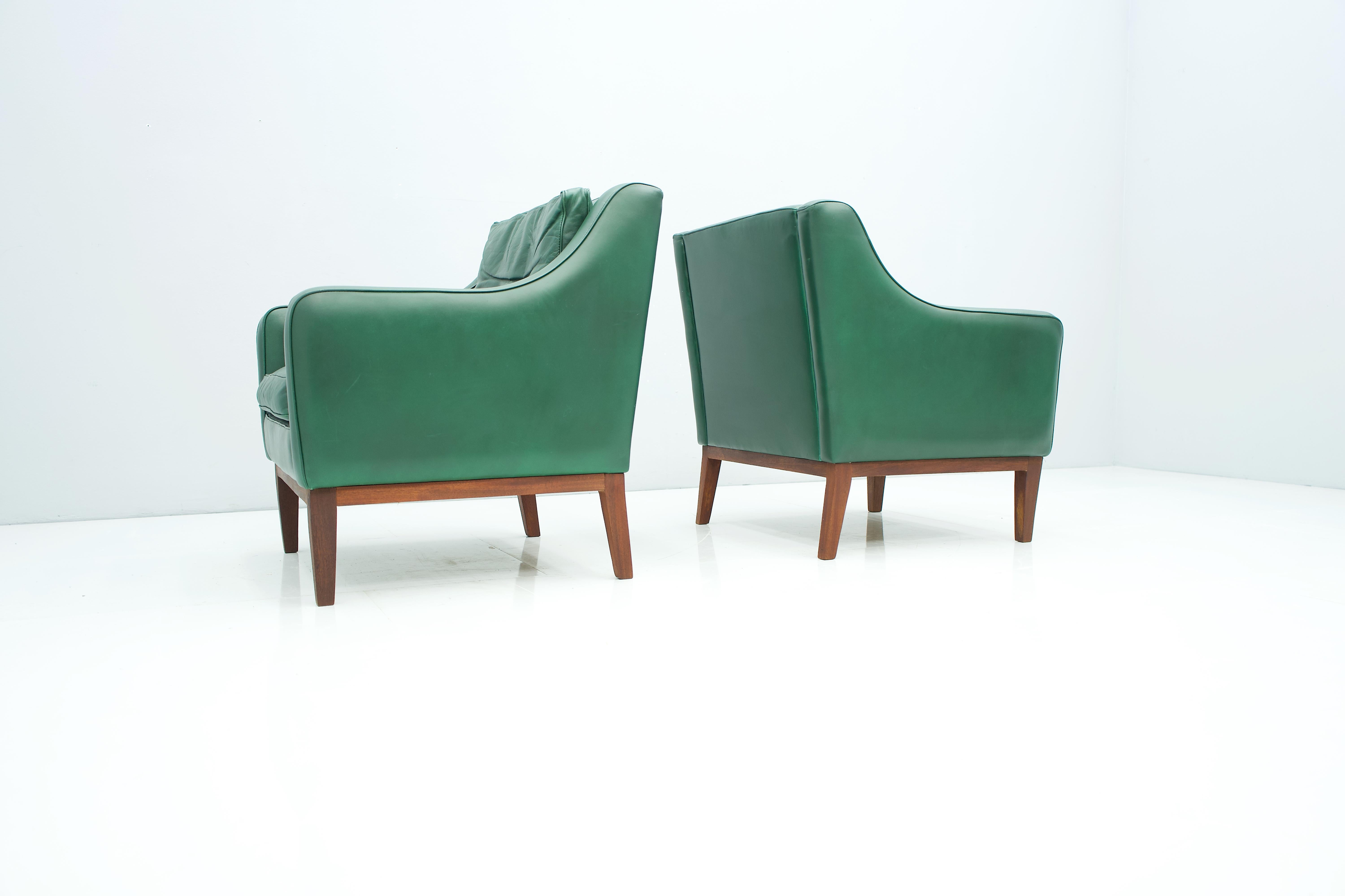 Mid-20th Century Pair of Italian Lounge Chairs in Green Leather, 1958 For Sale