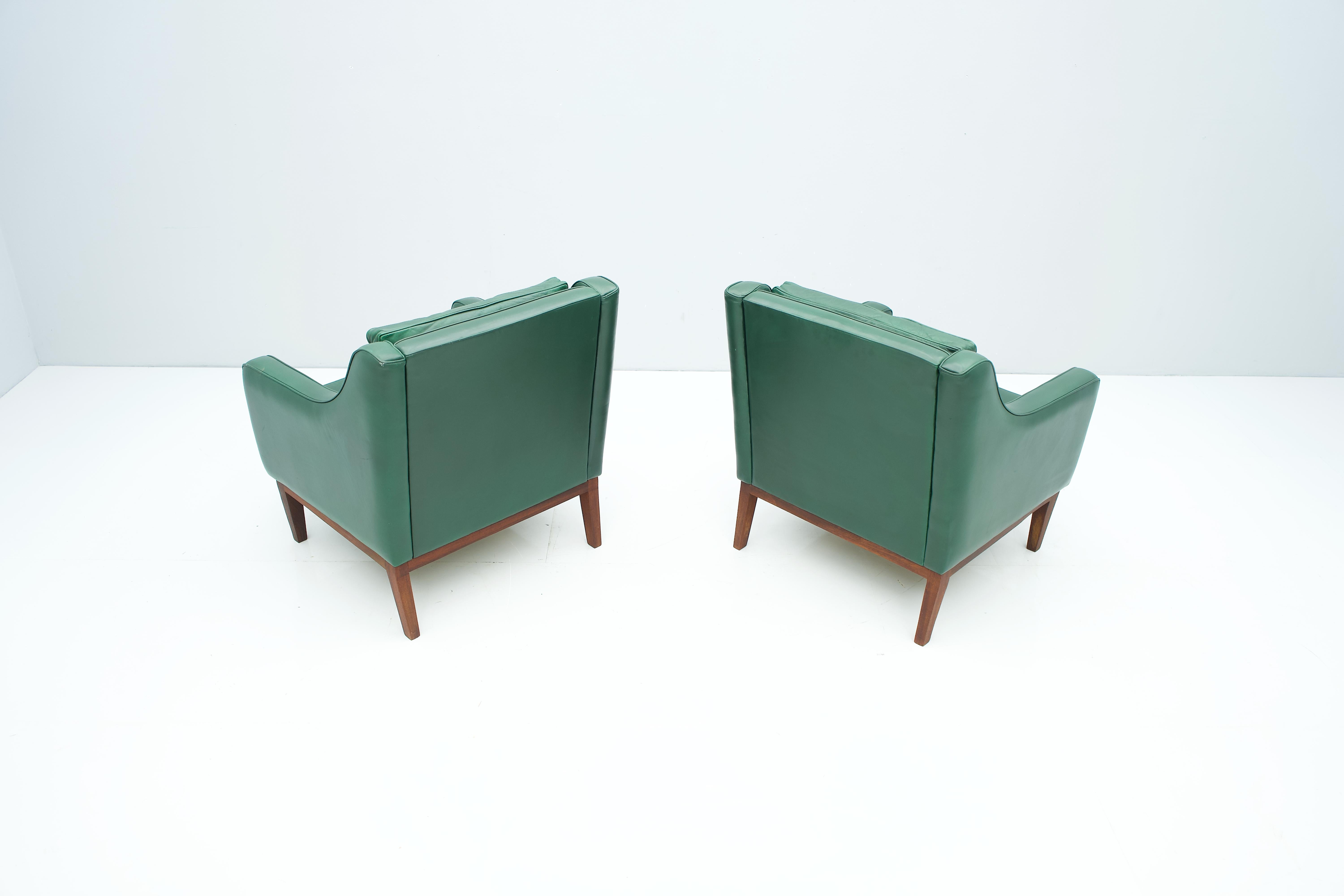 Pair of Italian Lounge Chairs in Green Leather, 1958 For Sale 3