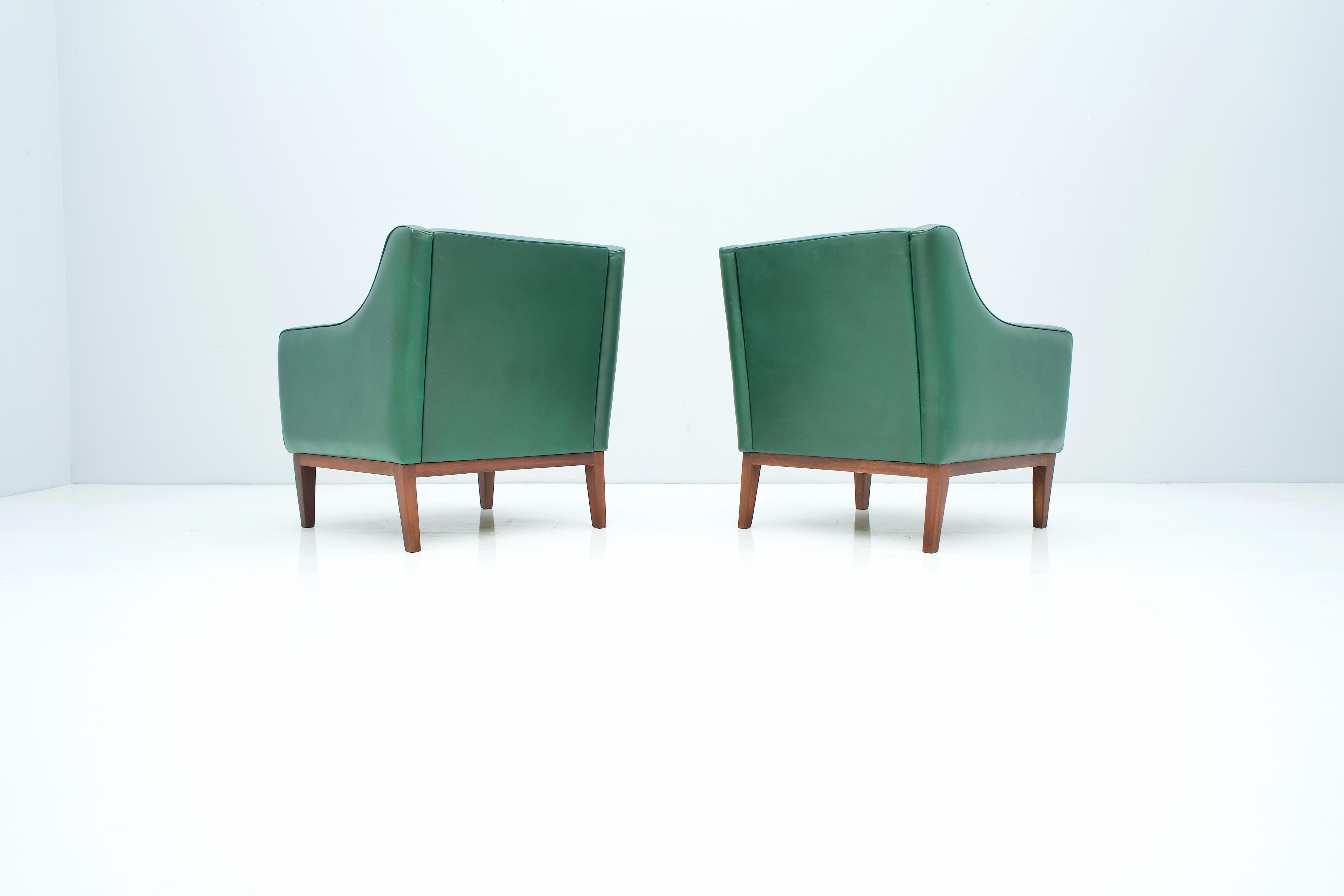 Pair of Italian Lounge Chairs in Green Leather, 1958 For Sale 4