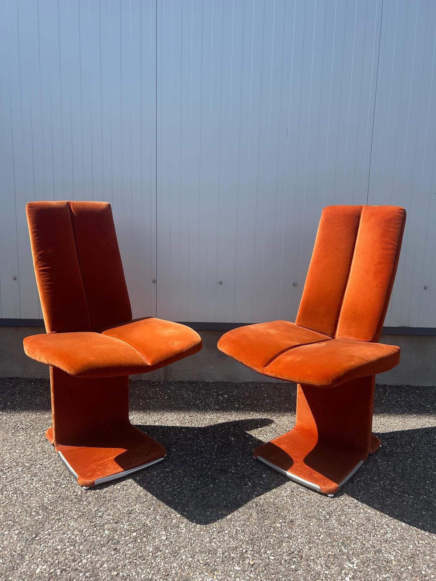 rare paire de chaises italiennes des années 1970 recouvertes de leur velours orange d'origine 