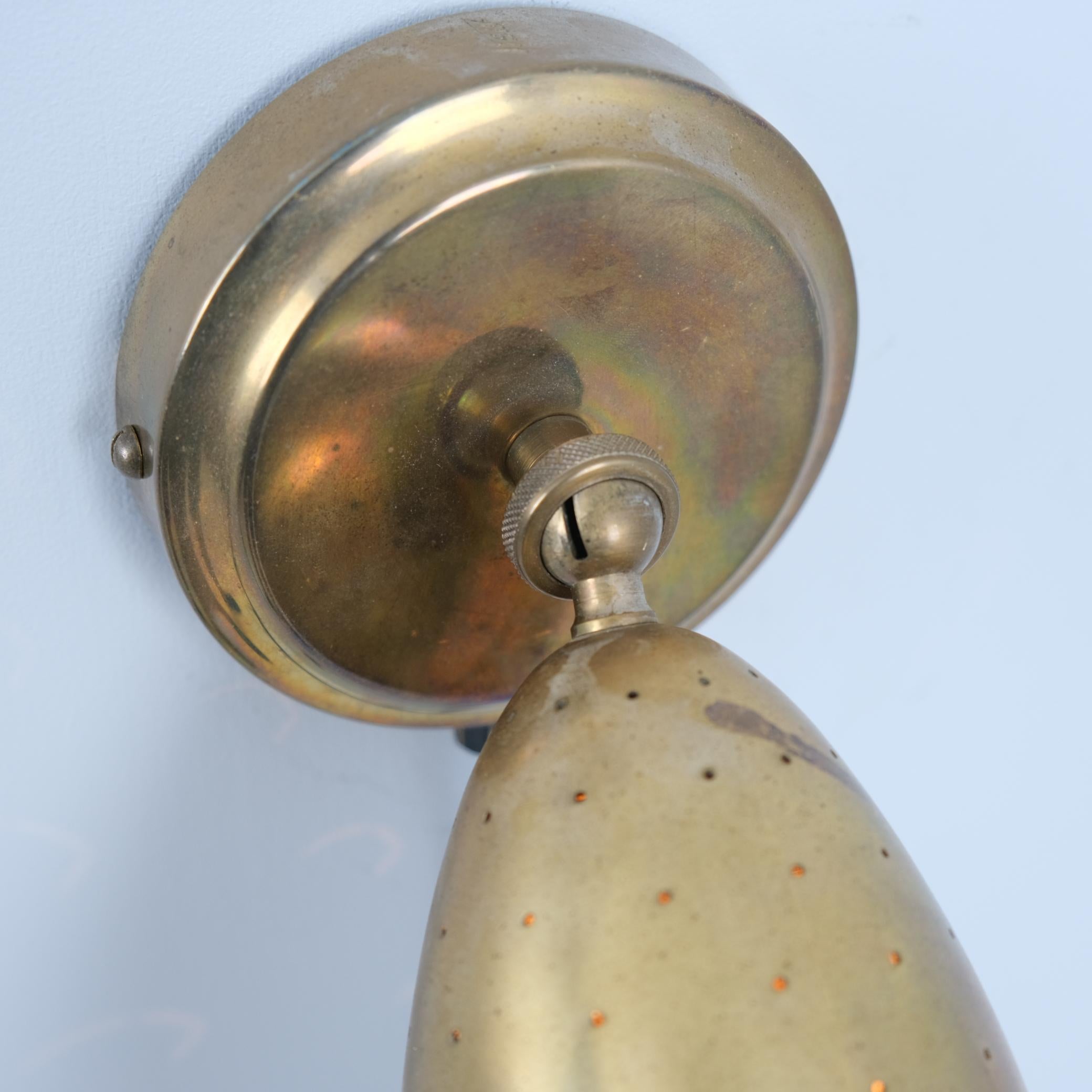 Verstellbare Itsu-Wandleuchter Modell EY 67 aus perforiertem Messing, Finnland 1950er Jahre, Paar im Angebot 6