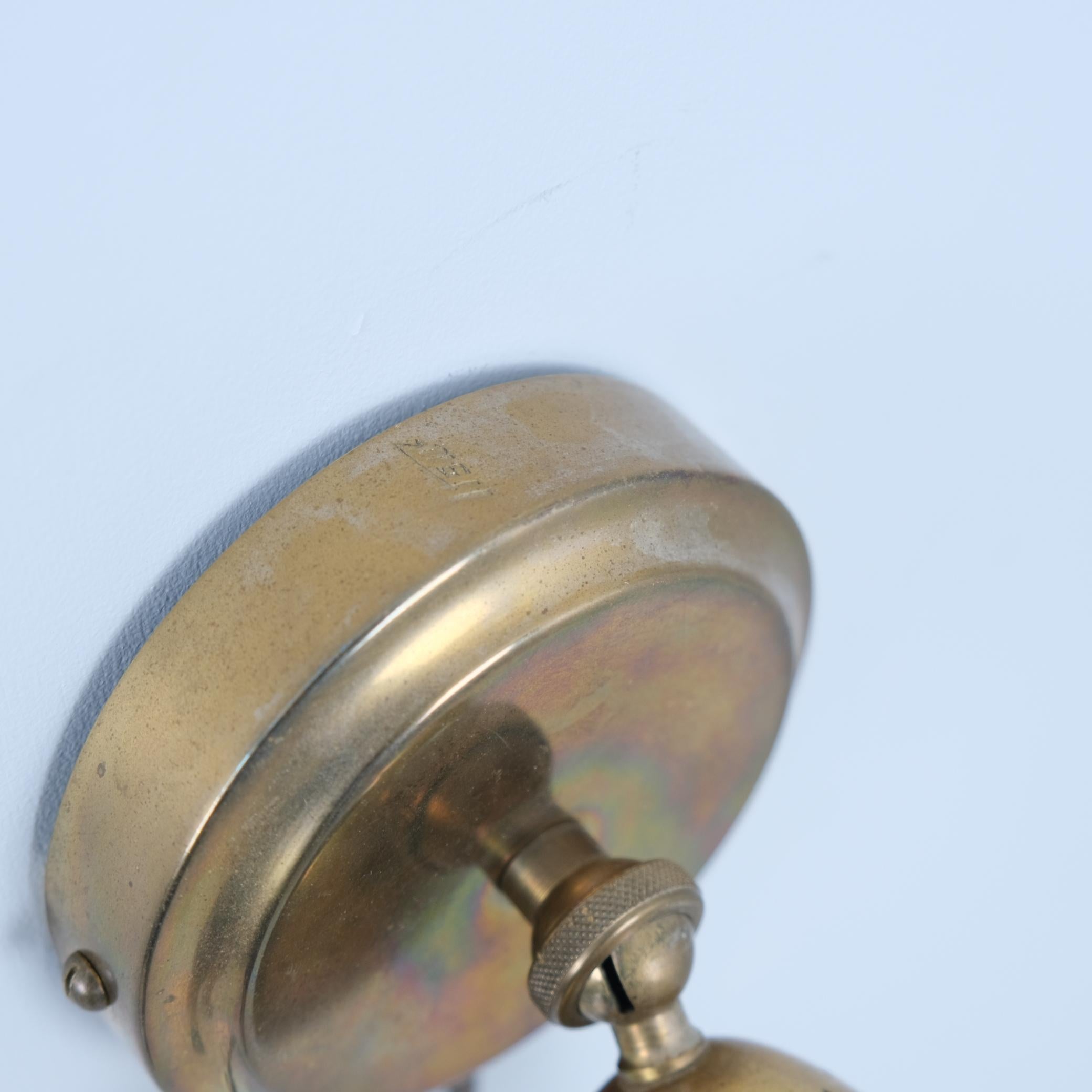 Verstellbare Itsu-Wandleuchter Modell EY 67 aus perforiertem Messing, Finnland 1950er Jahre, Paar im Angebot 8