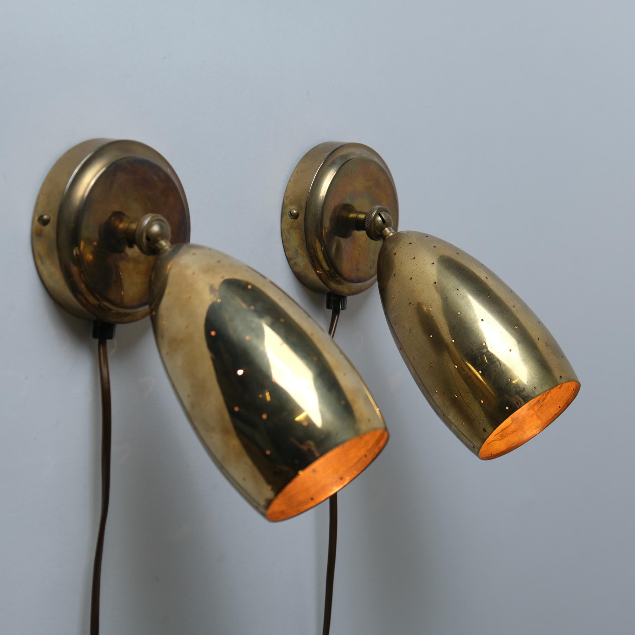 Pair Of Itsu Adjustable Scones Model EY 67 In Perforated Brass, Finland 1950s In Good Condition For Sale In Helsinki, FI