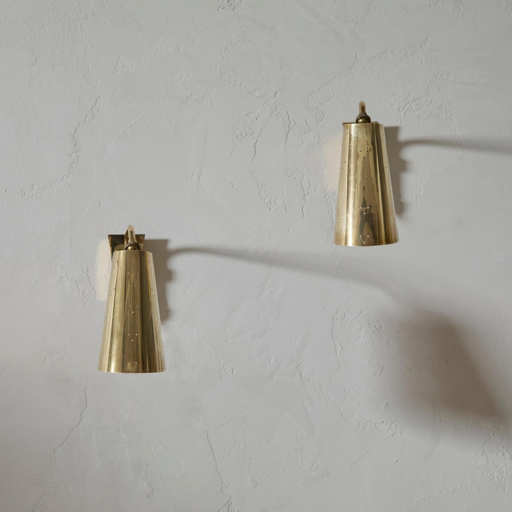 Fondé en 1945, Itsu était un important fabricant de luminaires scandinaves dont les créations se distinguent par un souci aigu du détail, privilégiant à la fois la beauté et la fonction. Cette paire d'appliques en laiton est un excellent exemple de