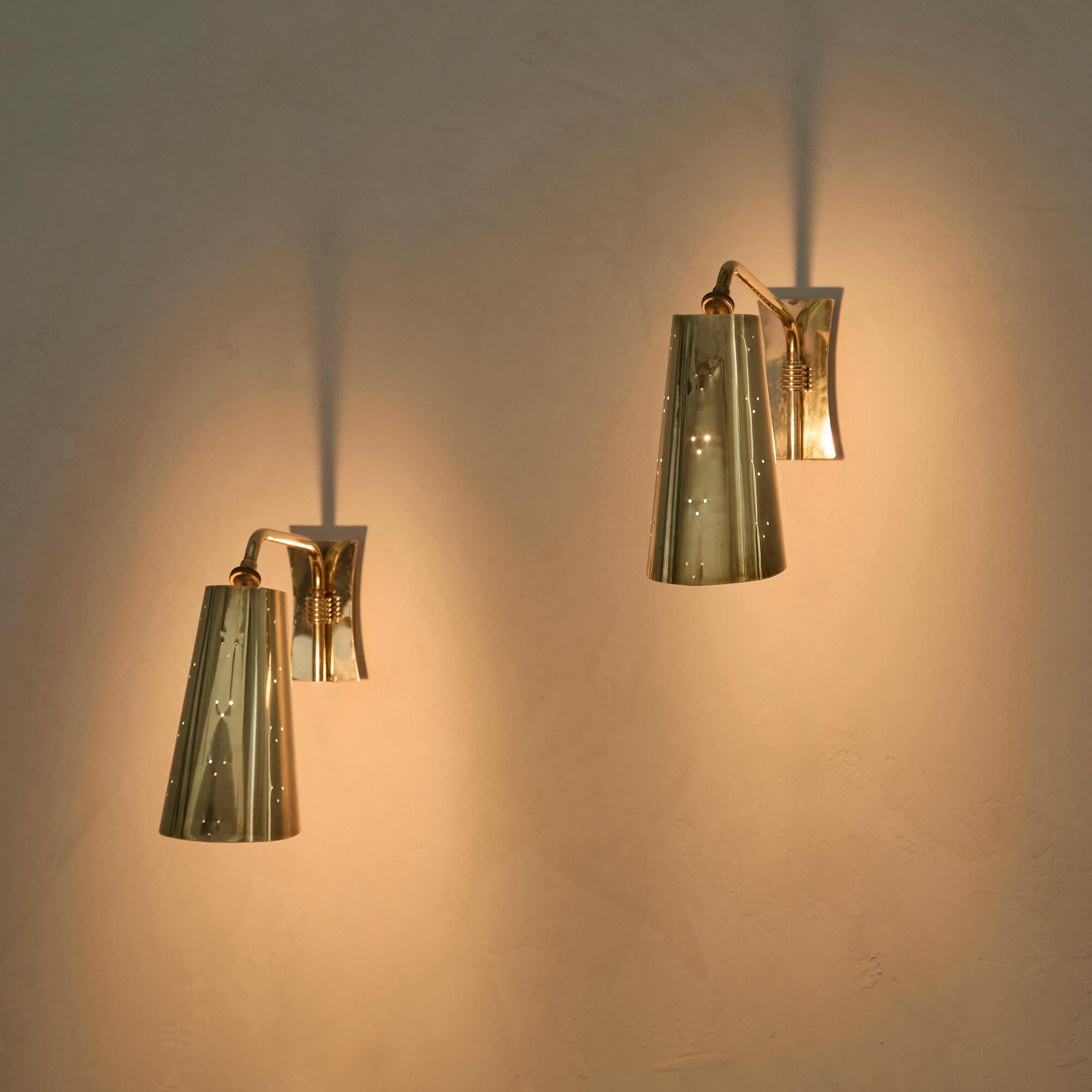 Scandinave moderne Paire d'appliques en laiton Itsu avec abat-jour perforé en vente